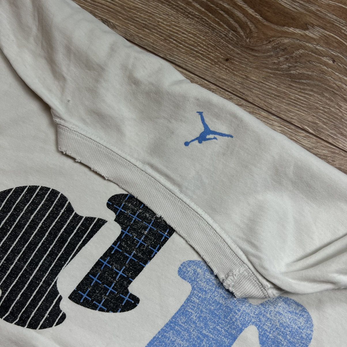 Nike 90s Nike Air Jordan Vintage Big Logo Retro Tee T-Shirt Size US L / EU 52-54 / 3 - 8 Thumbnail