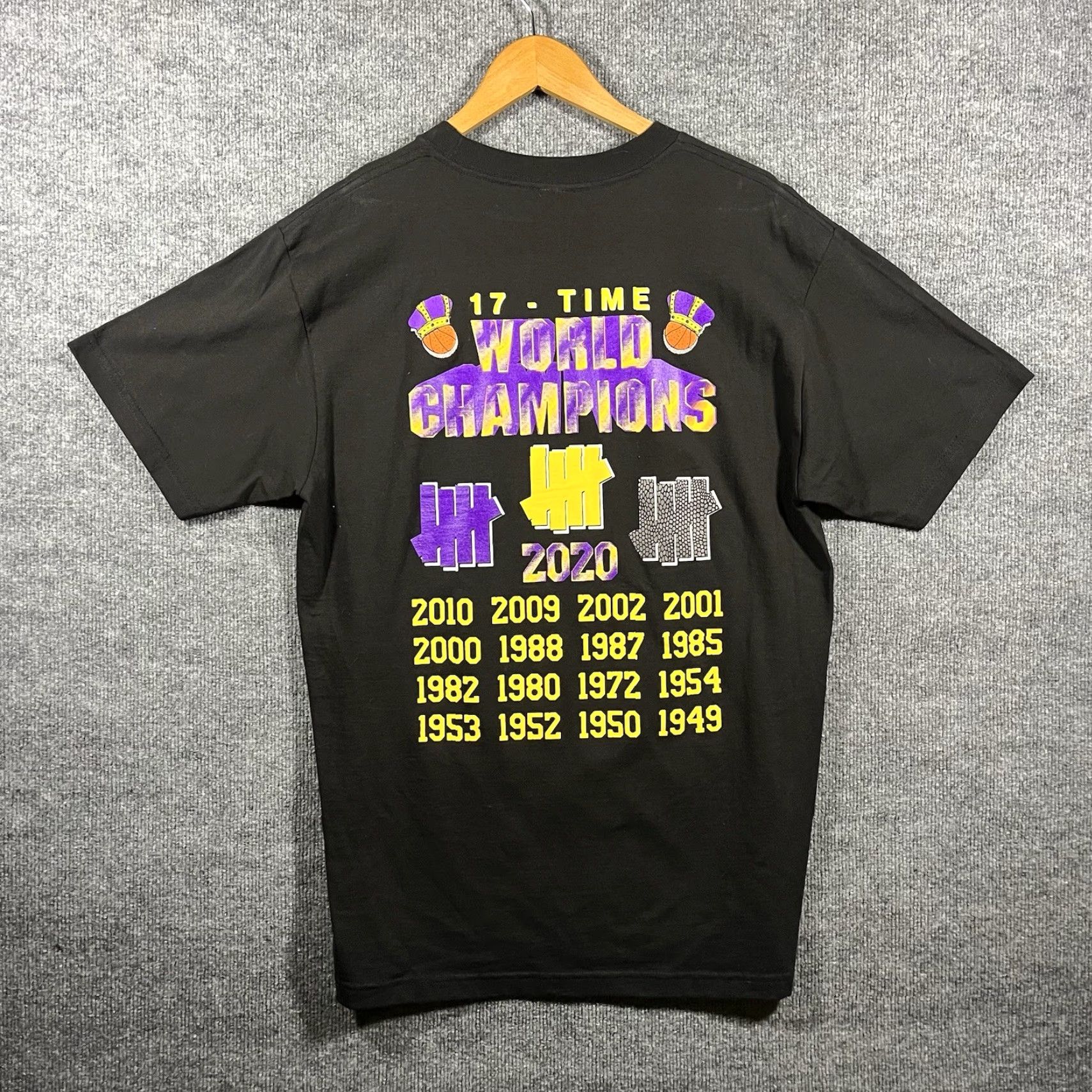 Undefeated Undefeated LA Lakers 2020 World Champions T-Shirt Black Mens Large Kobe RARE Size US L / EU 52-54 / 3 - 3 Thumbnail