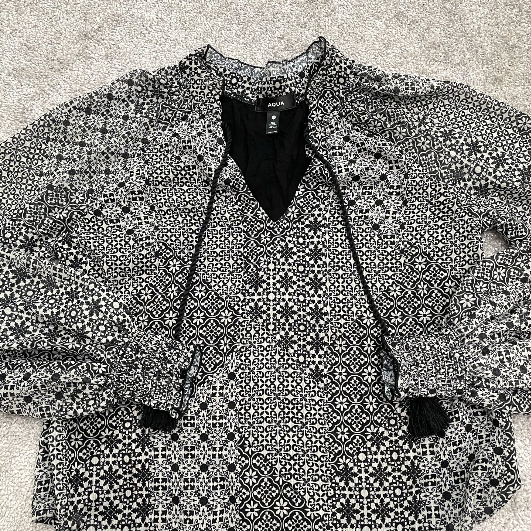 AQUA Aqua Blouse Tunic Womens XS Black White Geometric Long Sleeve V-Neck Tie Knit Polyester All Seasons Casual Womens Size XS / US 0-2 / IT 36-38 - 3 Thumbnail