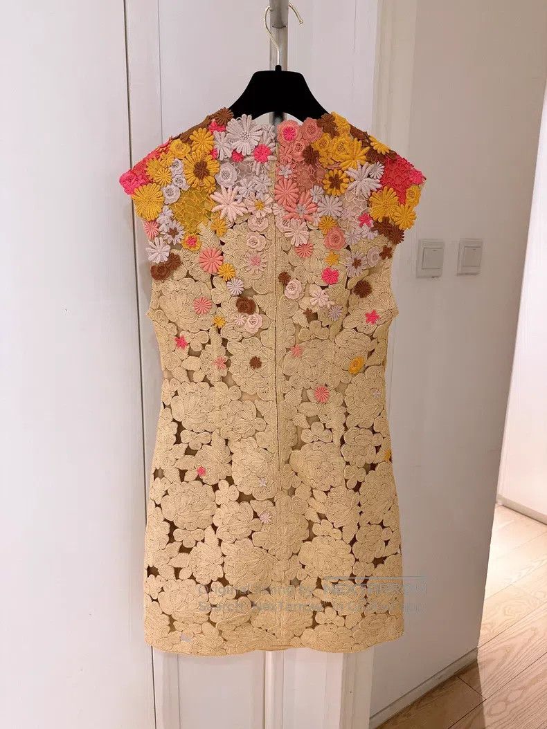 Valentino Valentino Heavy work lace flower embroidered dress Size M / US 6-8 / IT 42-44 - 2 Thumbnail