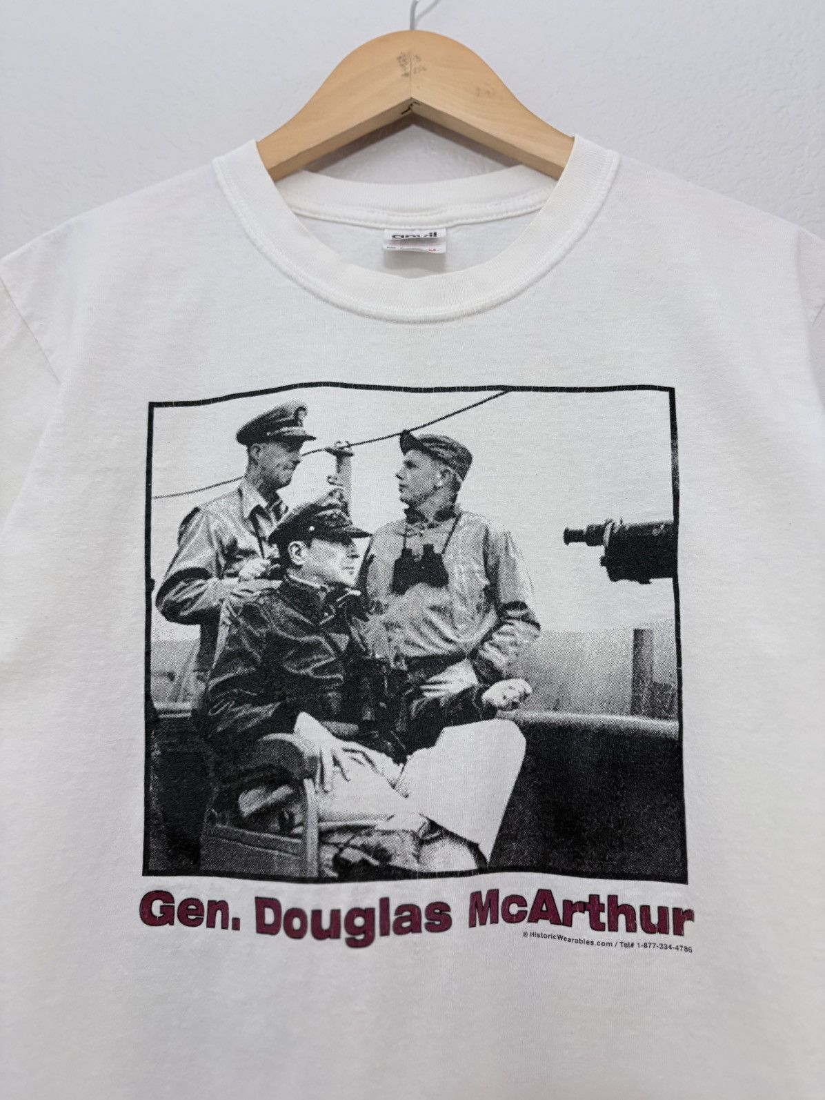 Vintage 90s General Douglas McArthur Vintage World War II Tee Shirt Size US M / EU 48-50 / 2 - 2 Thumbnail