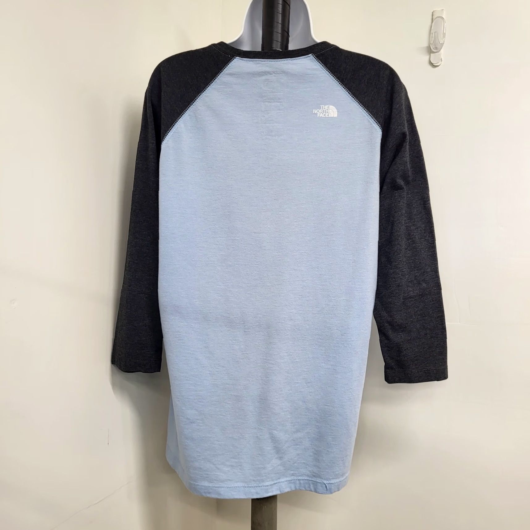 The North Face The North Face T-Shirt Women's XXL Blue Raglan "Adventure Awaits" Camper Shirt Womens Regular Size 2XL Blue Raglan Sleeve, Outdoor, Casual Size XXL / US 16-18 / IT 52-54 - 4 Thumbnail
