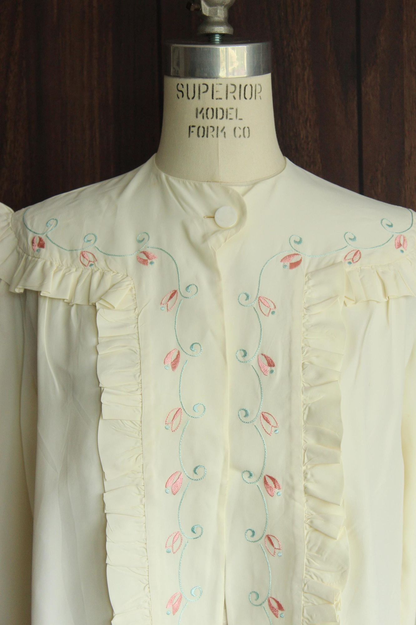 Vintage Vintage 1940s Bed Jacket, Winter White Rayon with Blue and P Size ONE SIZE - 3 Thumbnail