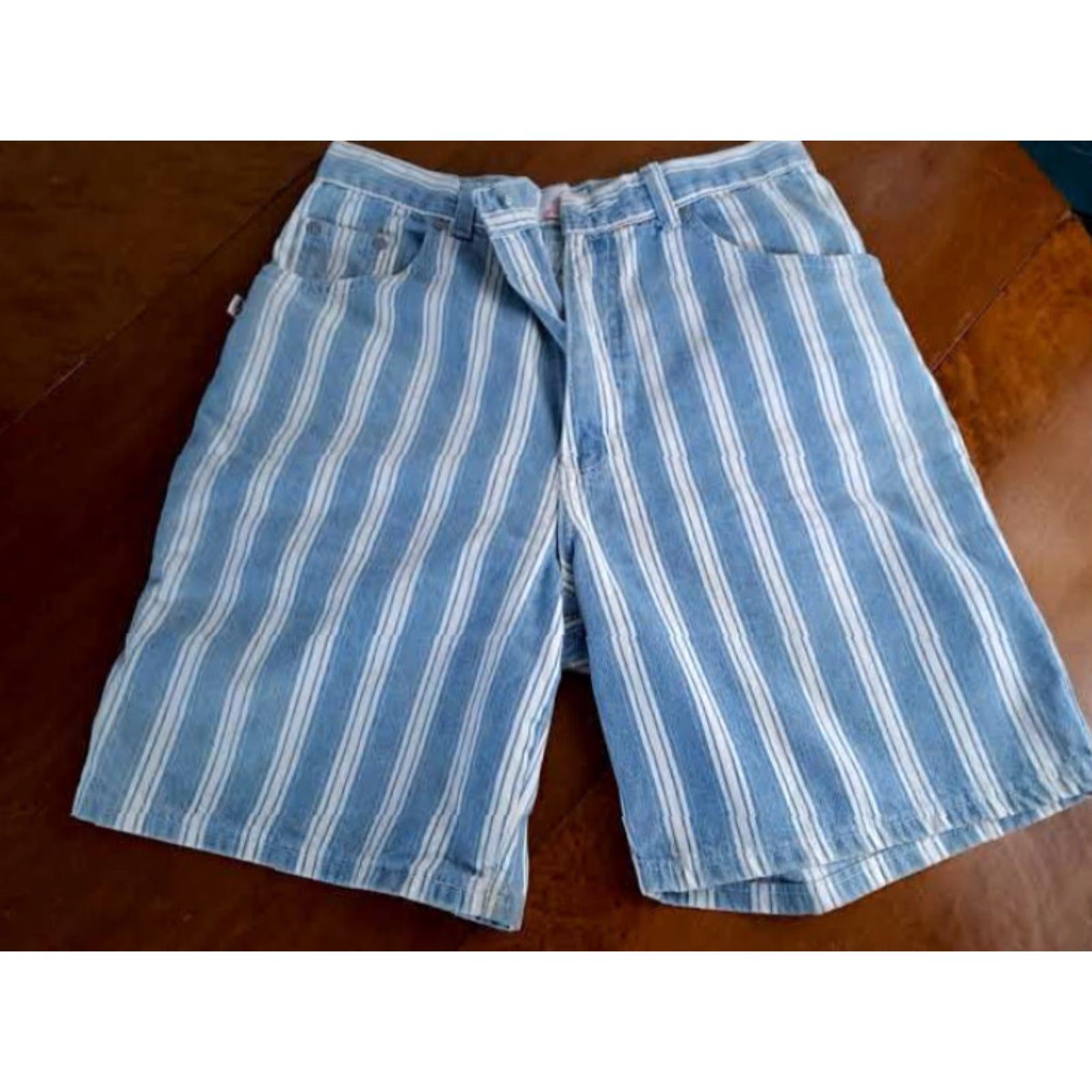 Vintage Sassoon Woman Bermuda Shorts USA Made Striped Blue 100% Cotton Size 9 Womens Casual Activewear Size 30" / US 8 / IT 44 - 2 Thumbnail