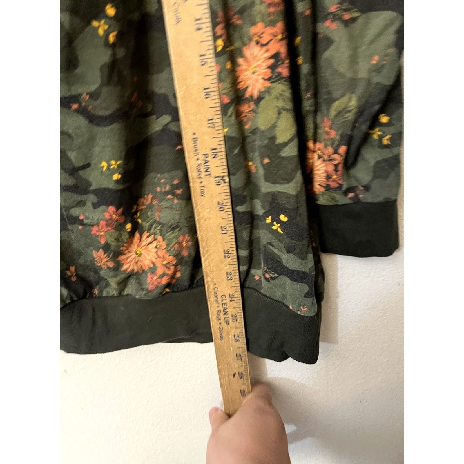 Torrid Torrid Callie Sweatshirt 1X Green Camo Floral Asymmetrical Off Shoulder Size Size XL / US 12-14 / IT 48-50 - 4 Thumbnail