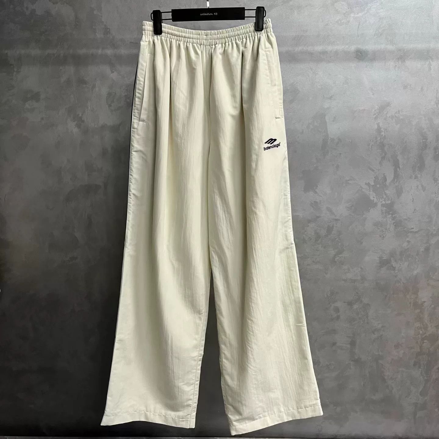 Balenciaga Balenciaga Casual Printed White Casual Pants 30 Men Size US 30 / EU 46 - 1 Thumbnail