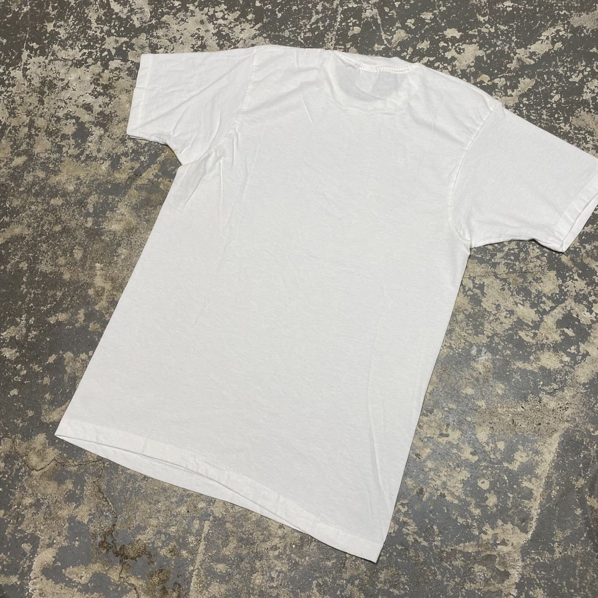 Vintage Vintage Hanes White Blank 90s Single Stitch Tshirt Size US L / EU 52-54 / 3 - 6 Thumbnail