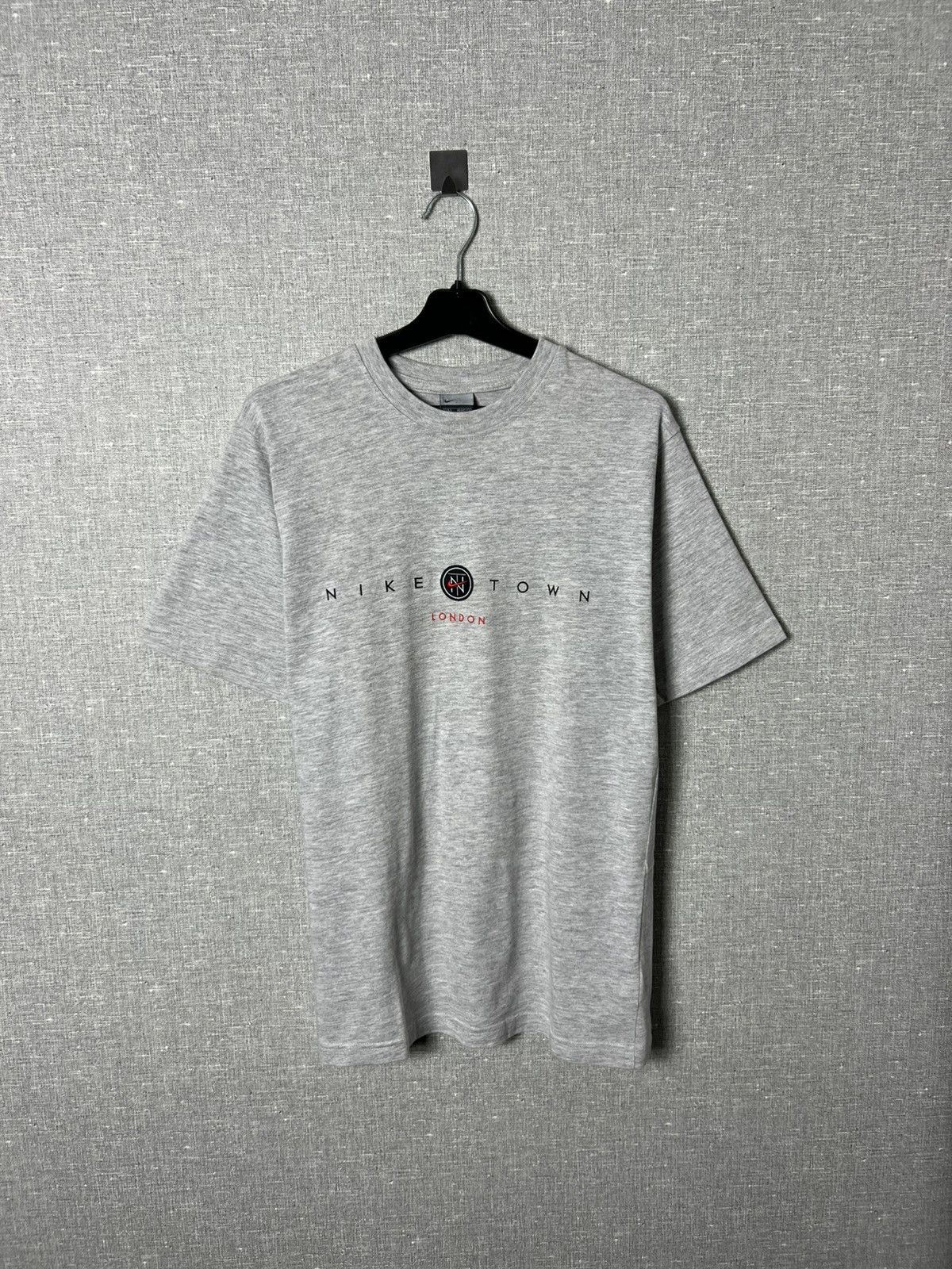 Nike Vintage 90s Nike Town London Embroidered Centre Logo Tee Size US S / EU 44-46 / 1 - 1 Thumbnail