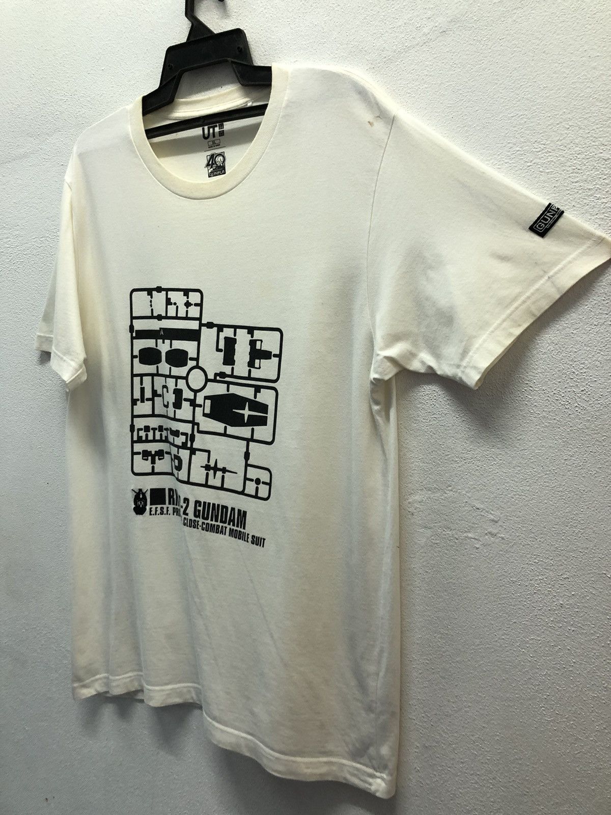 Uniqlo Uniqlo Bandai 40th Anniversary Gunpla RX-78-2 Gundam T-Shirt Size US XL / EU 56 / 4 - 5 Thumbnail