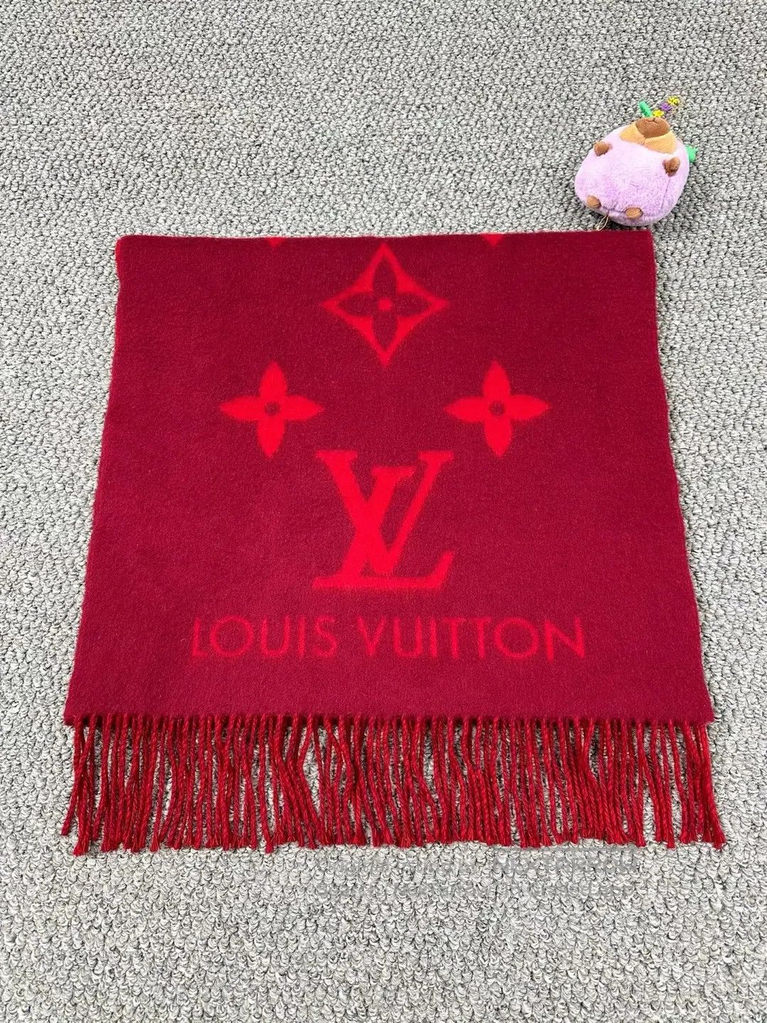 Louis Vuitton Louis Vuitton Red Logo Printed Double-sided Cashmere Scarf Size ONE SIZE - 3 Thumbnail