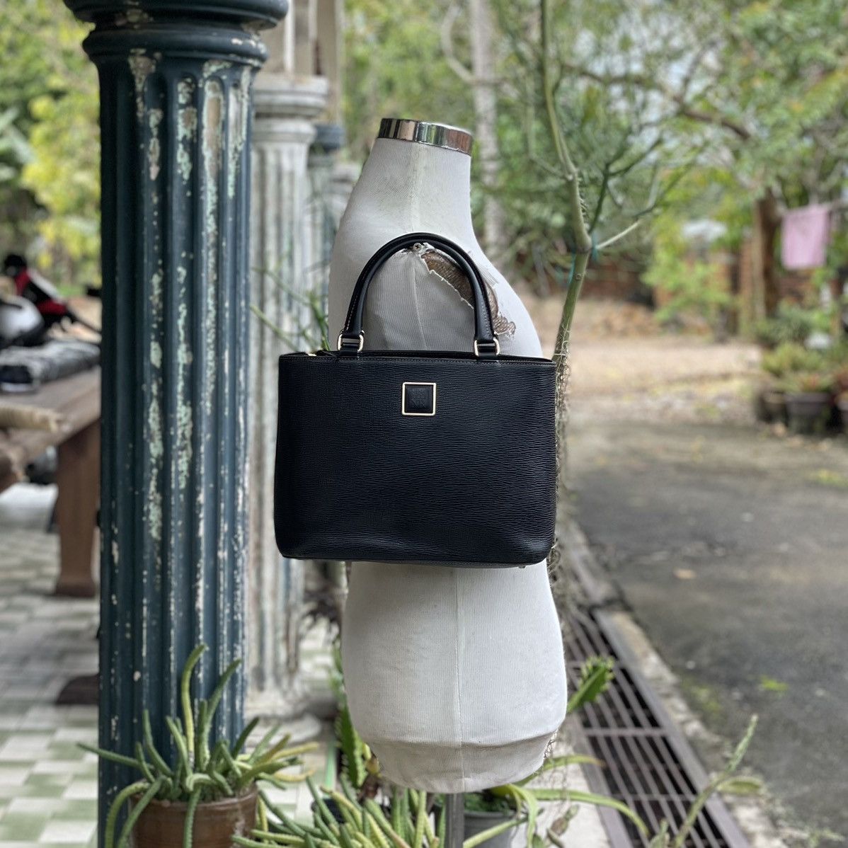 Leather × Nina Ricci Nina Ricci Black Leather Handbag Size ONE SIZE - 1 Thumbnail