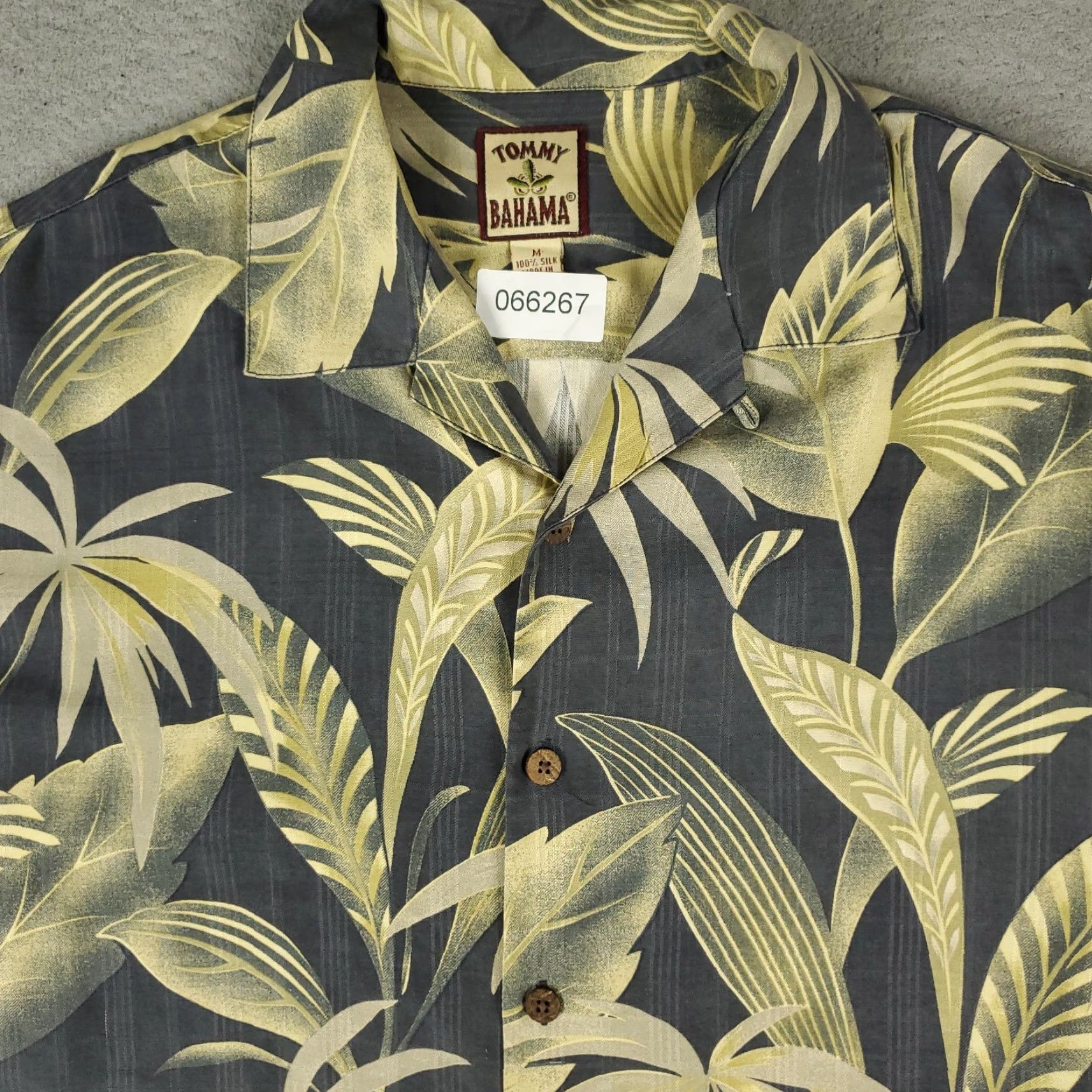 Tommy Bahama Tommy Bahama Shirt Mens Medium Gray Silk Hawaiian Button-Up Short Sleeve Size US M / EU 48-50 / 2 - 2 Thumbnail