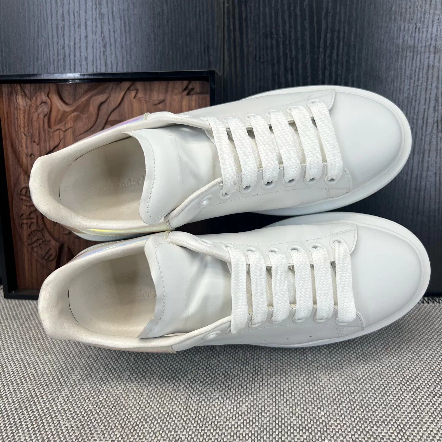 Alexander McQueen McQueen White Iridescent Tail Size US 9 / IT 39 - 6 Thumbnail