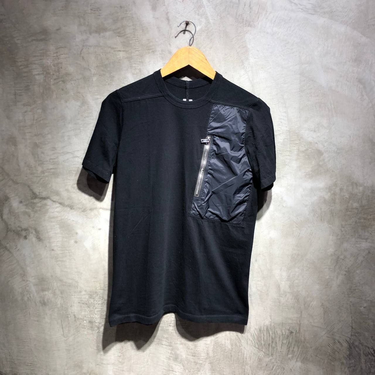 Rick Owens Rick Owens Short sleeve zip pocket black on black tee Size US S / EU 44-46 / 1 - 1 Thumbnail