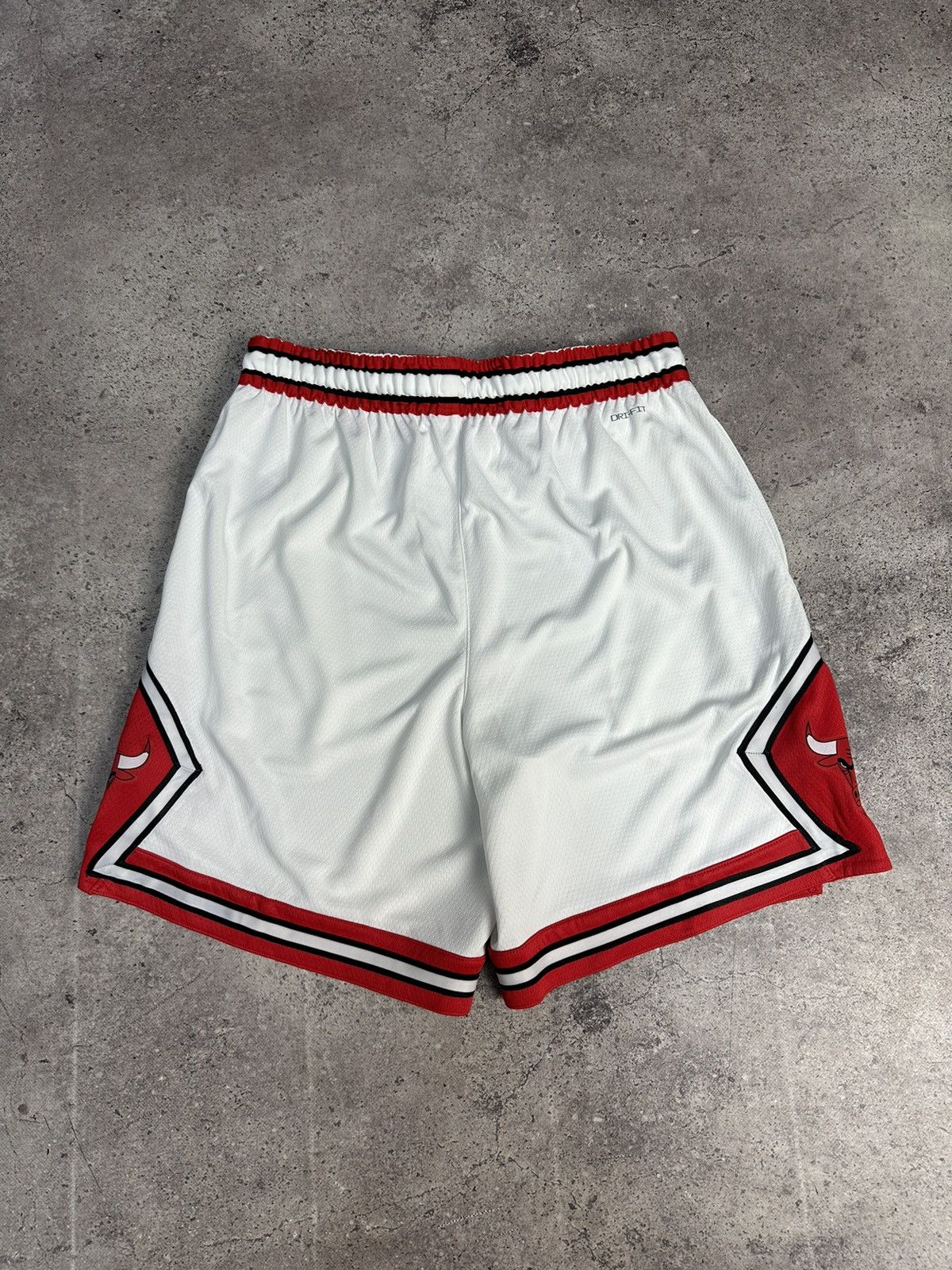 NBA × Vintage Vintage Nike Chicago Bulls NBA Shorts Association Edition Size US 34 / EU 50 - 6 Thumbnail