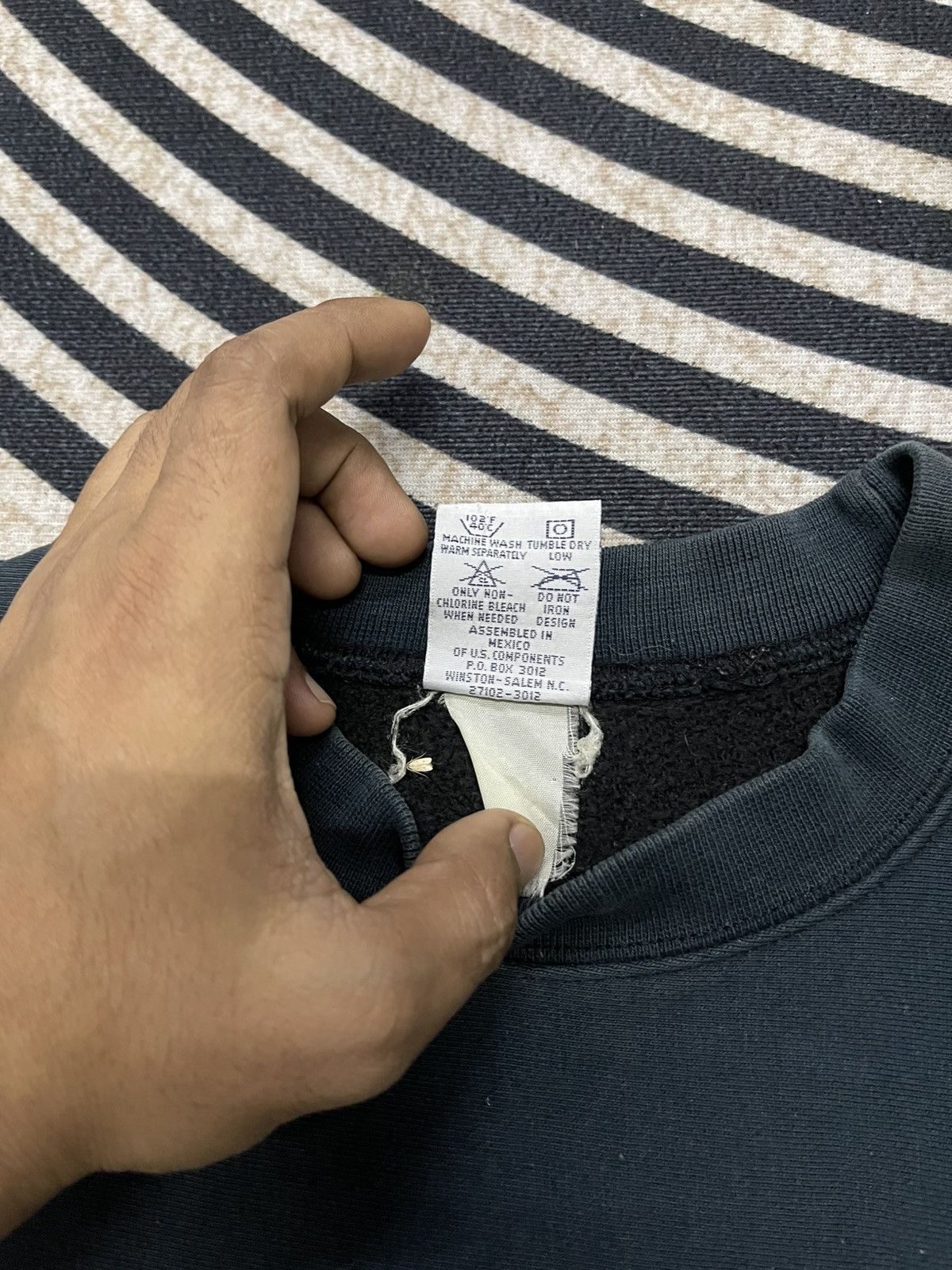 Champion × Supreme VINTAGE 1997 CHAMPION X SUPREME CREWNECK RARE COLOUR L Size US L / EU 52-54 / 3 - 9 Thumbnail