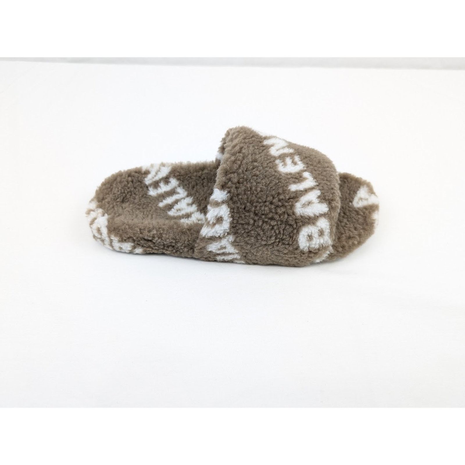 Balenciaga o1rshd1 All Over Logo Furry Slides in Dark Mink Grey/White Size US 11 / IT 41 - 1 Thumbnail