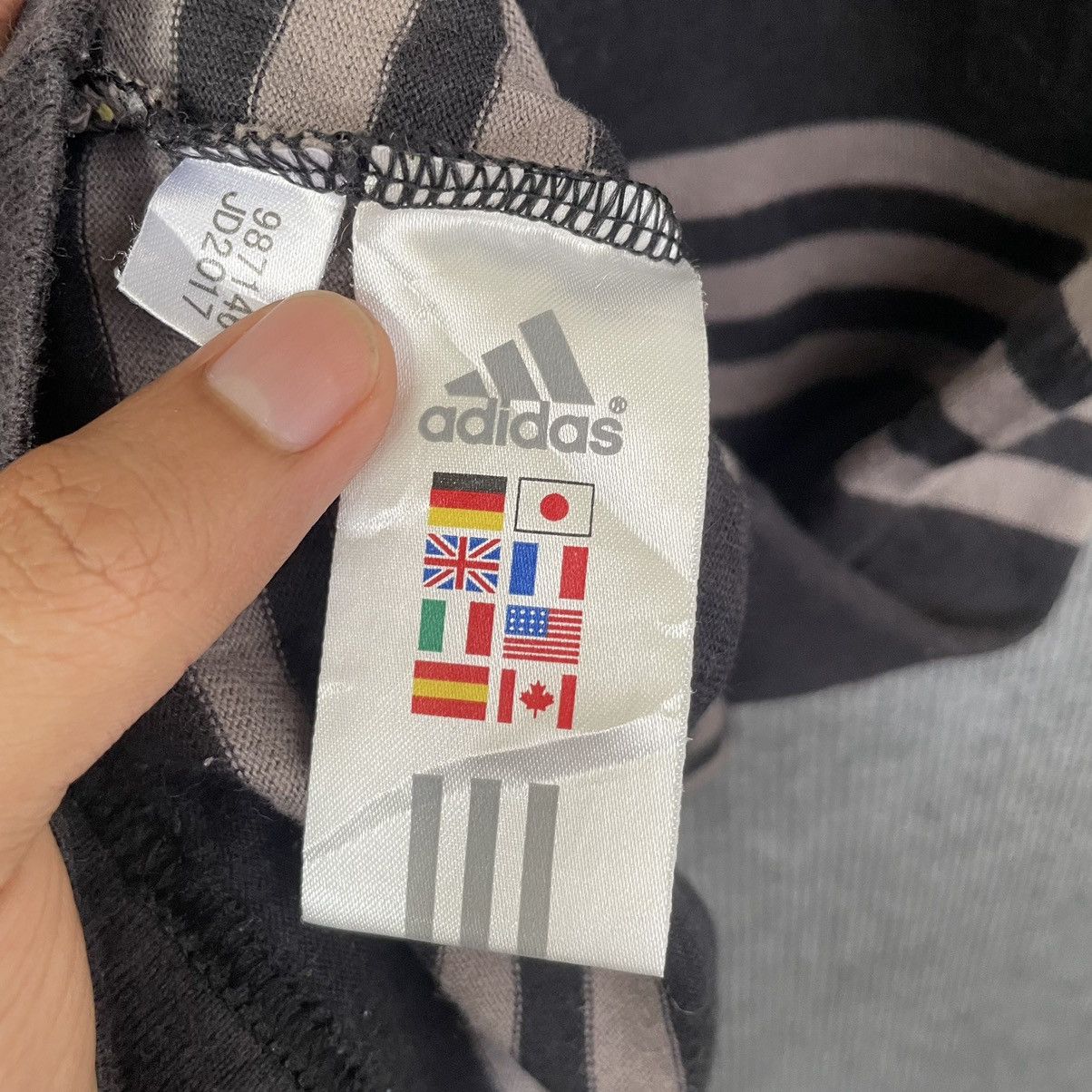 Adidas × Vintage Vintage 2005 Adidas Centre Logo Stripes T Shirt Size US XL / EU 56 / 4 - 5 Thumbnail