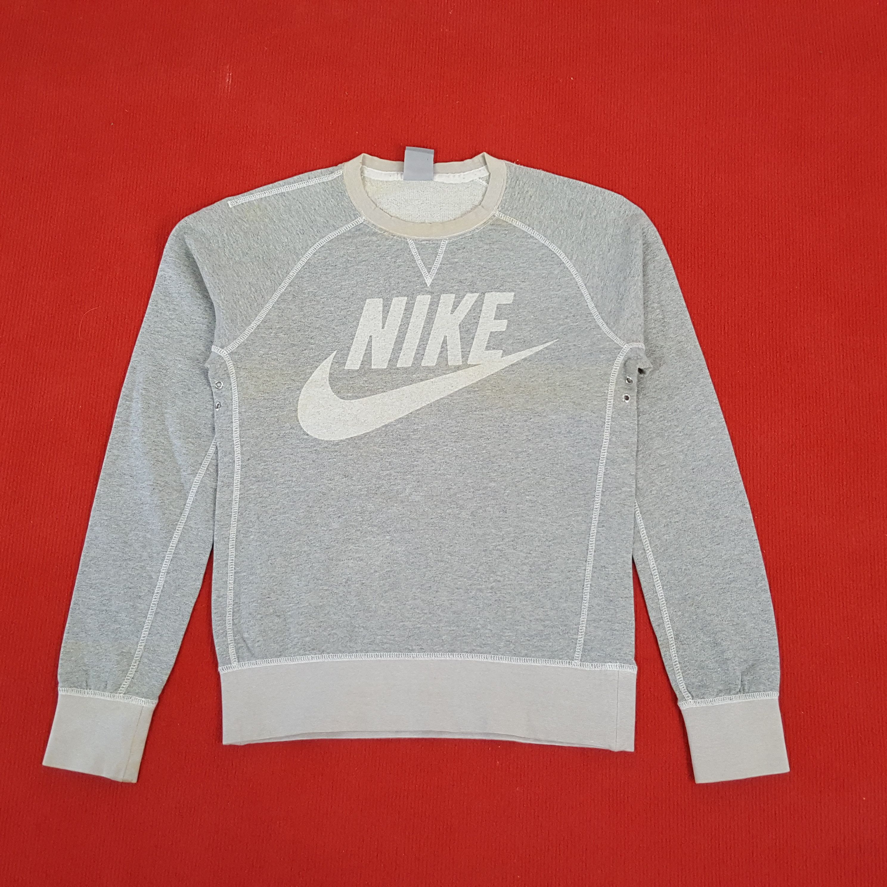 Nike × Vintage Nike Center Big Logo Design Sweatshirt Size US S / EU 44-46 / 1 - 1 Thumbnail