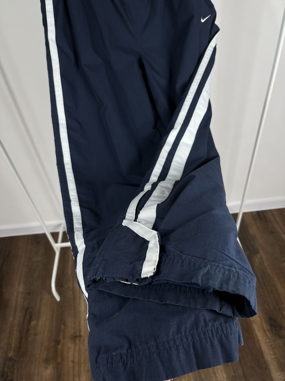 Nike Vintage Nike navy blue track pants with white side stripes L Size US 34 / EU 50 - 4 Thumbnail