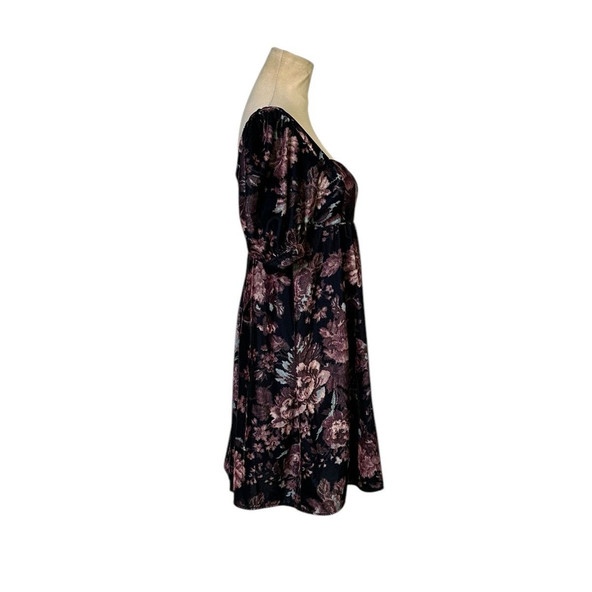 Urban Outfitters Urban Outfitters Velvet Babydoll Mini Dress size XS Size XS / US 0-2 / IT 36-38 - 12 Thumbnail