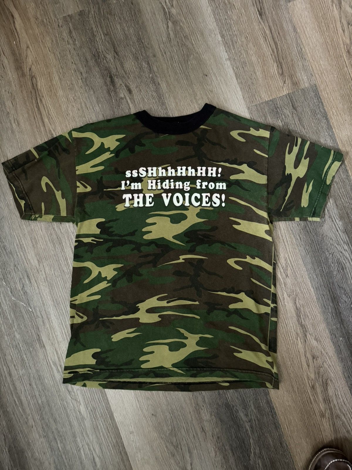Vintage RARE Vintage Shh I'm Hiding From The Voices Camo T-Shirt Size US M / EU 48-50 / 2 - 1 Thumbnail