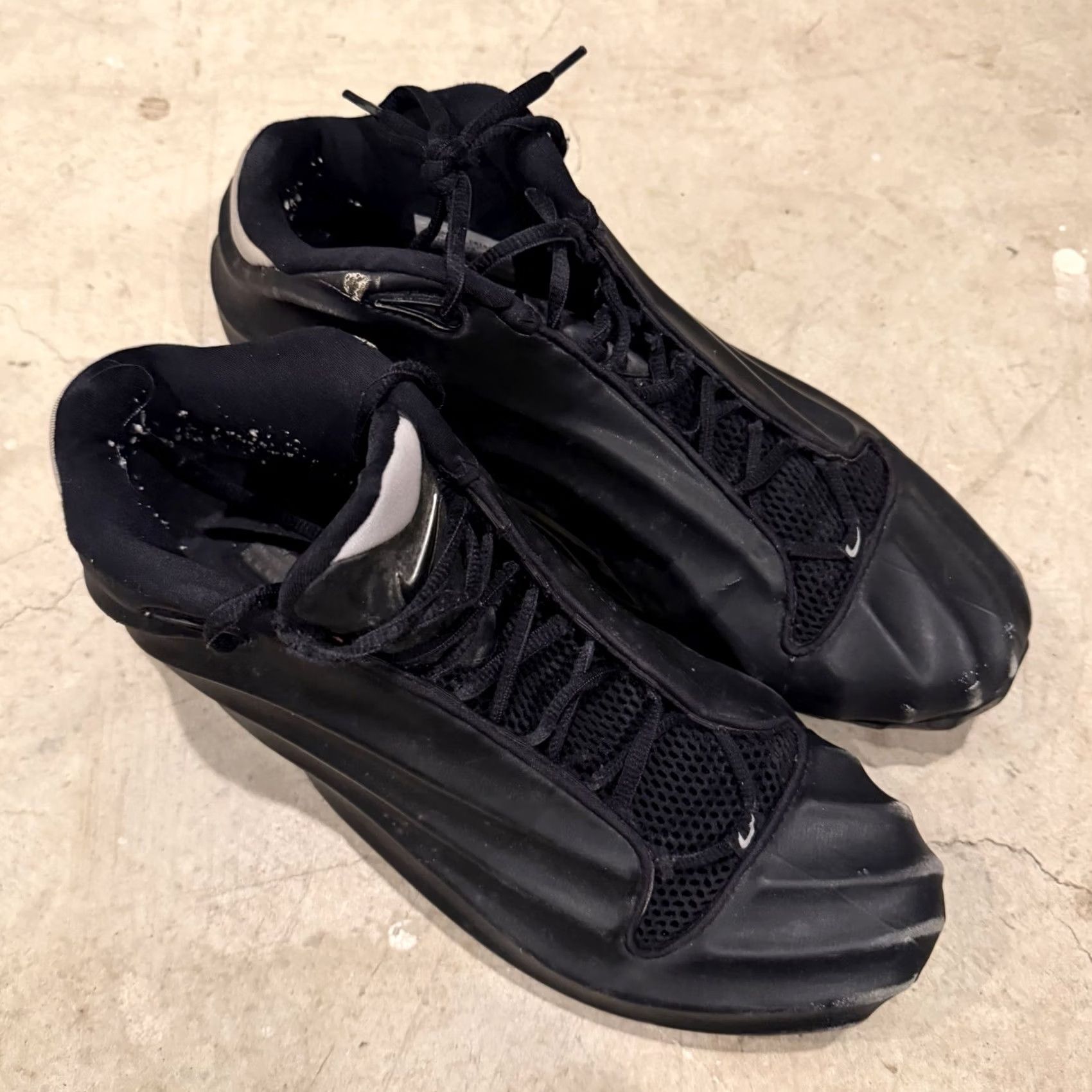Nike VINTAGE Nike Air Signature Player TB Black Silver 11.5 139372-001 Distressed Mens Sneaker Carbon Black Silver 2001 Size US 11 / EU 44 - 2 Thumbnail