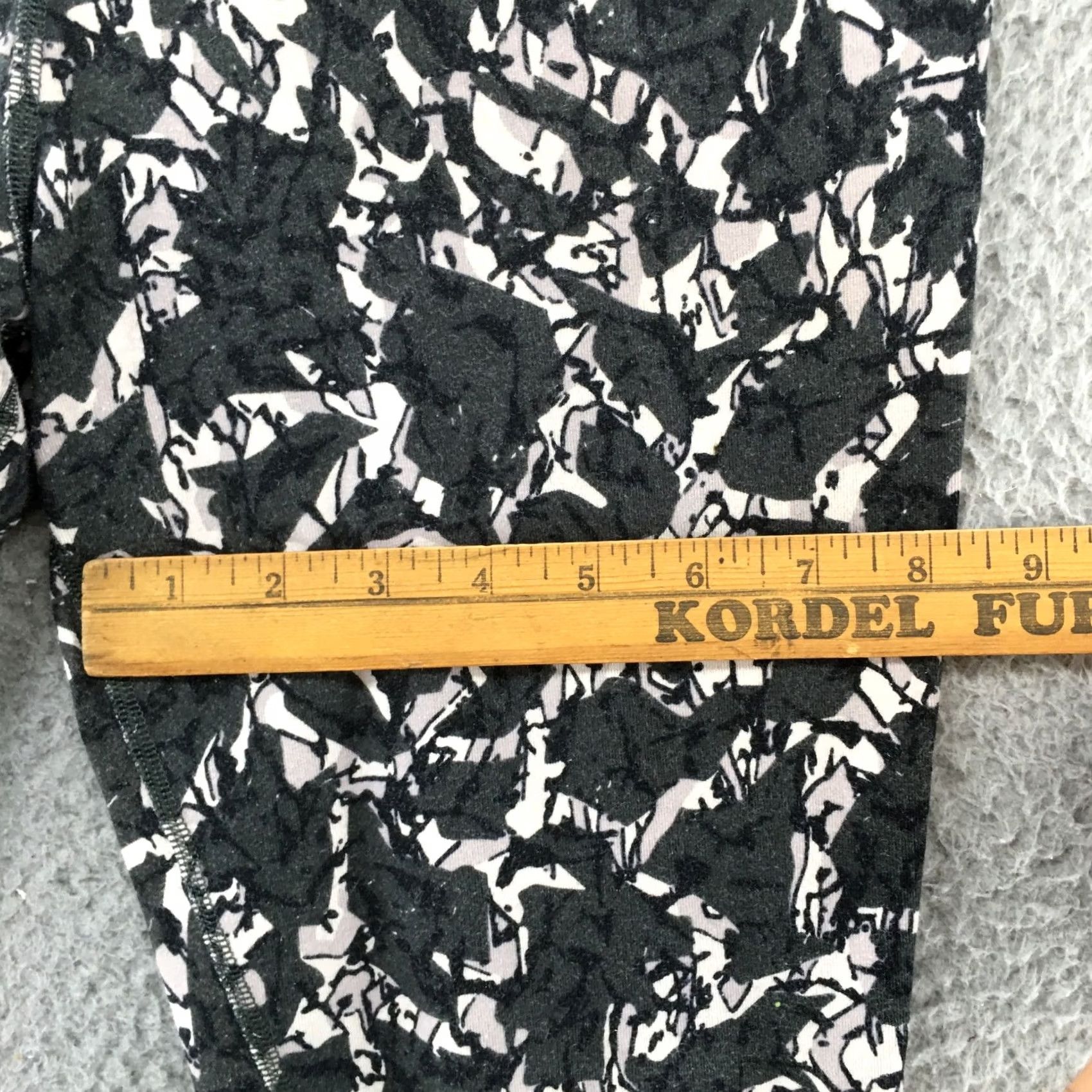 Nike Nike Skinny Leggings Pants Womens L Gray Camo Pull On Mid Rise 30x27.5 Nike Dri-FIT Leggings Womens L Camouflage Gray Pull On Activewear Pants Size 36" / US 14 / IT 50 - 4 Thumbnail