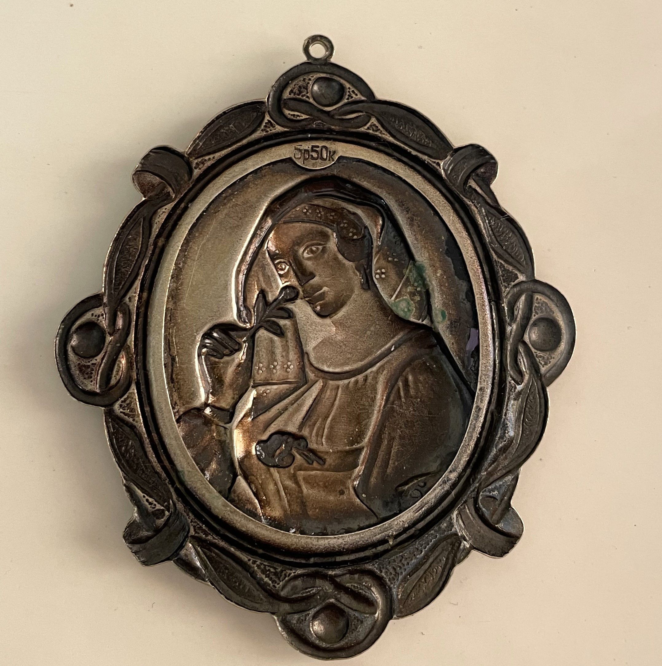 Other Vintage Pendant medieval Relief of a woman with a flower. Size ONE SIZE - 5 Thumbnail