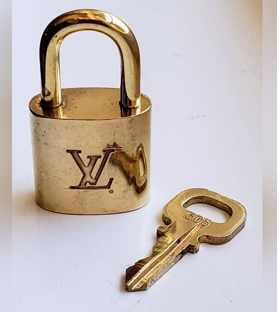 Louis Vuitton Vintage Louis Vuitton padlock, #305 (made before '09) Size ONE SIZE - 8 Thumbnail