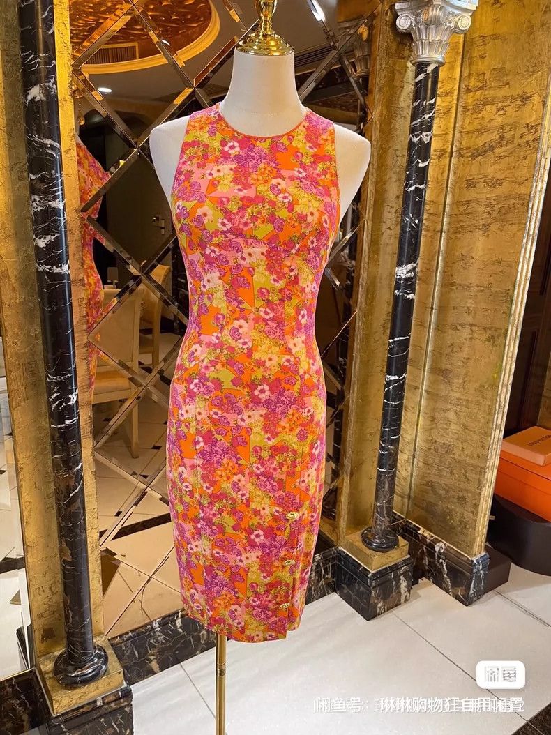 Versace Versace Three-dimensional slim dress Size M / US 6-8 / IT 42-44 - 1 Thumbnail