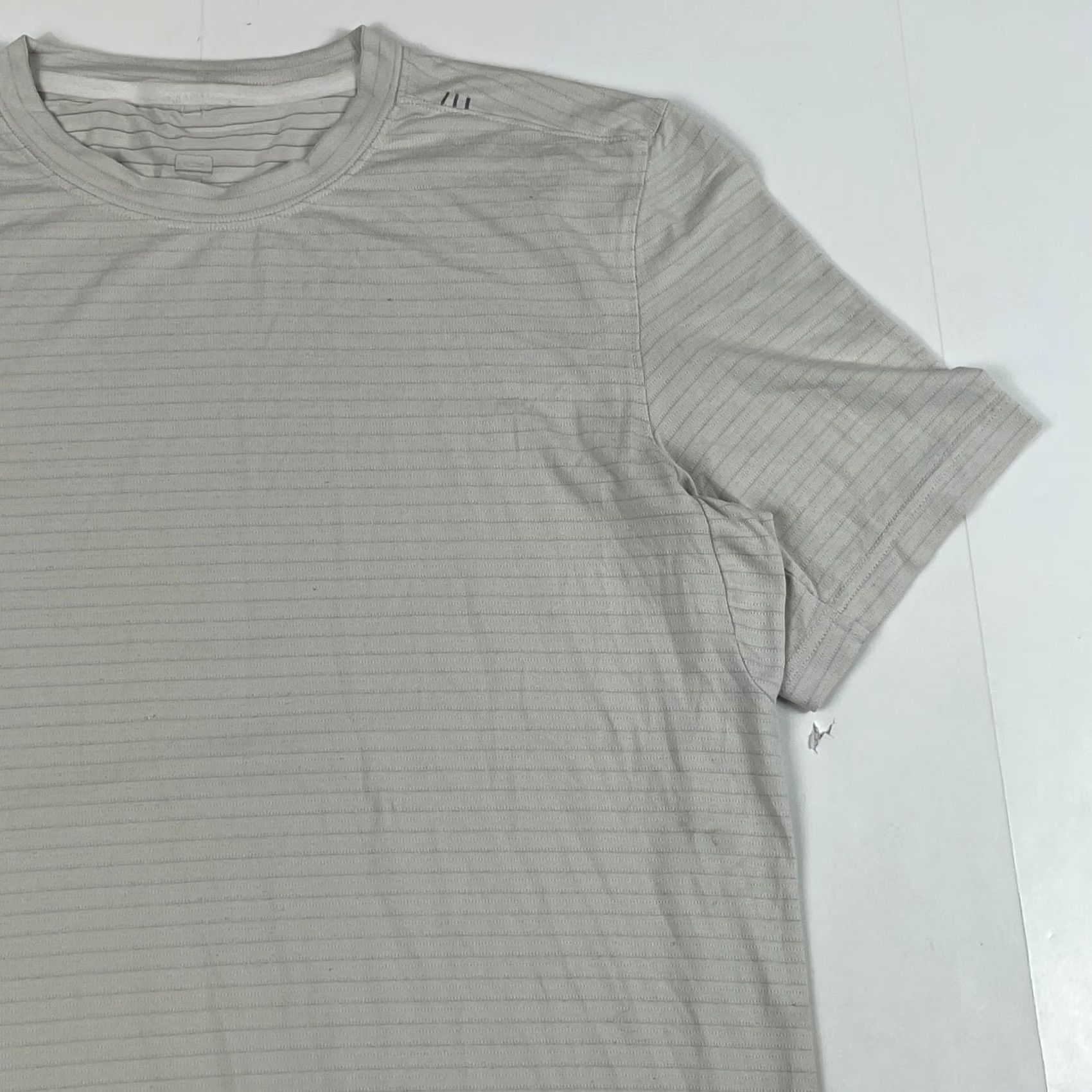 Lululemon Lululemon Shirt Mens Large Beige Drysense Short Sleeve Workout Gym Stretch Yoga Size US L / EU 52-54 / 3 - 3 Thumbnail