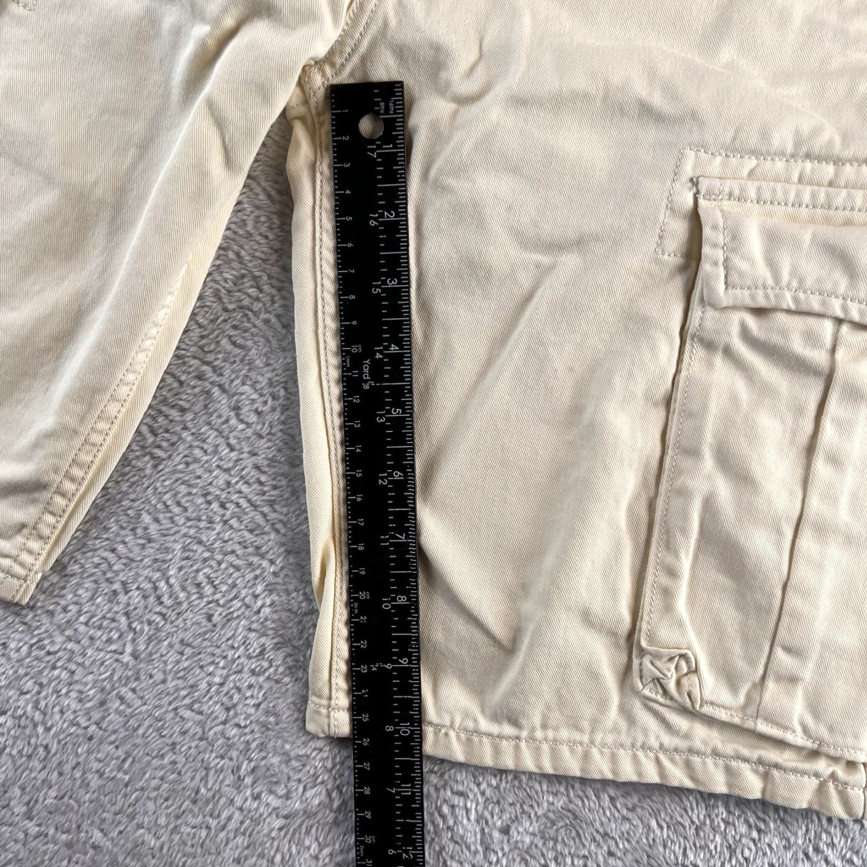 Levi's Levi's Cargo Shorts Mens 29 Ivory Cotton Canvas Flat Front Zip Pocket Read Casual Distressed 10" Inseam Regular Rise 10-12in 29x10" Ivory Size US 29 - 4 Thumbnail