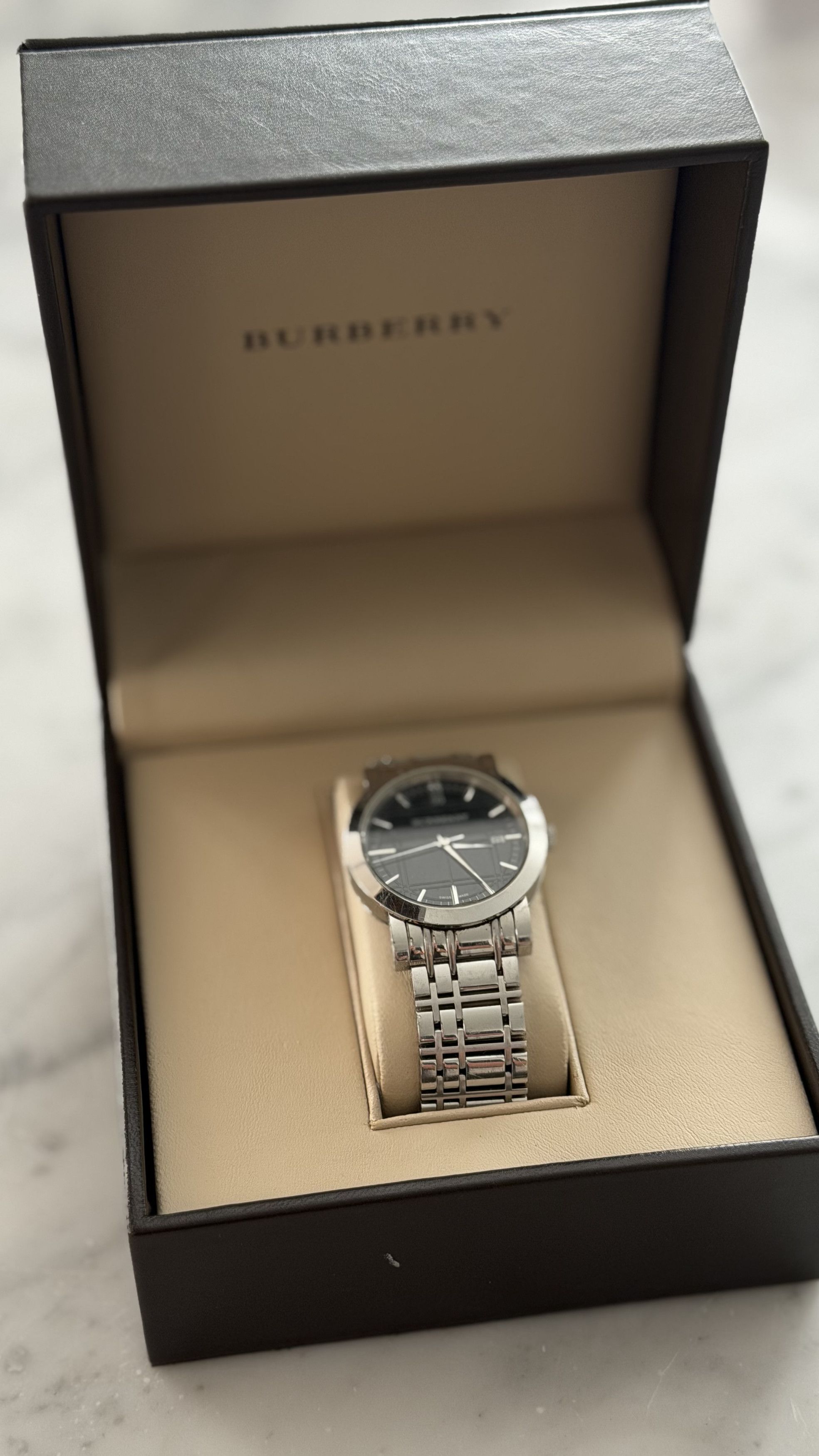 Burberry BURBERRY SILVER HERITAGE STAINLESS STEEL BLACK DIAL WATCH Size 38 - 4 Thumbnail