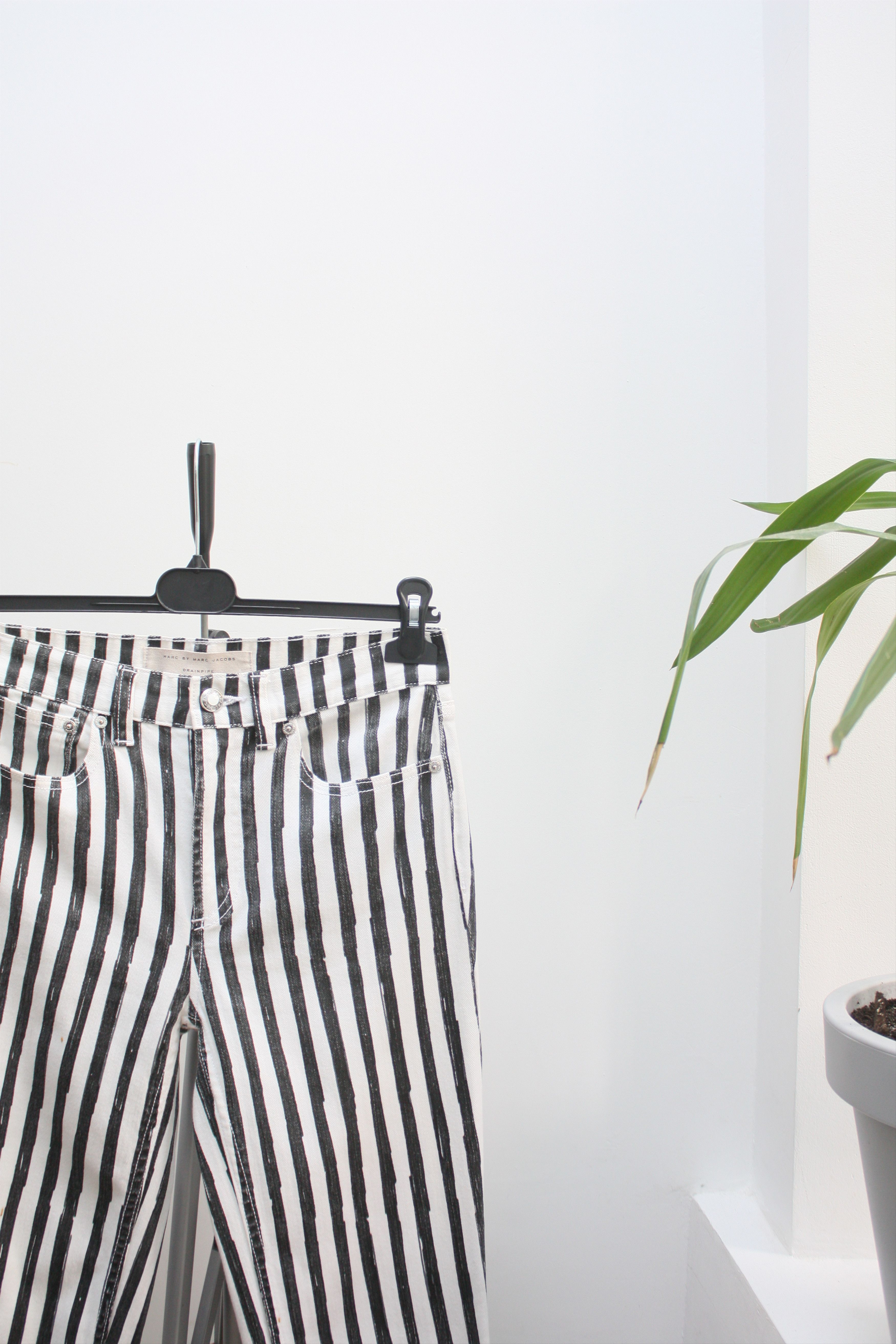 Marc by Marc Jacobs Marc by Marc Jacobs White Black Striped Jeans 26 Size 26" / US 2 / IT 38 - 1 Thumbnail