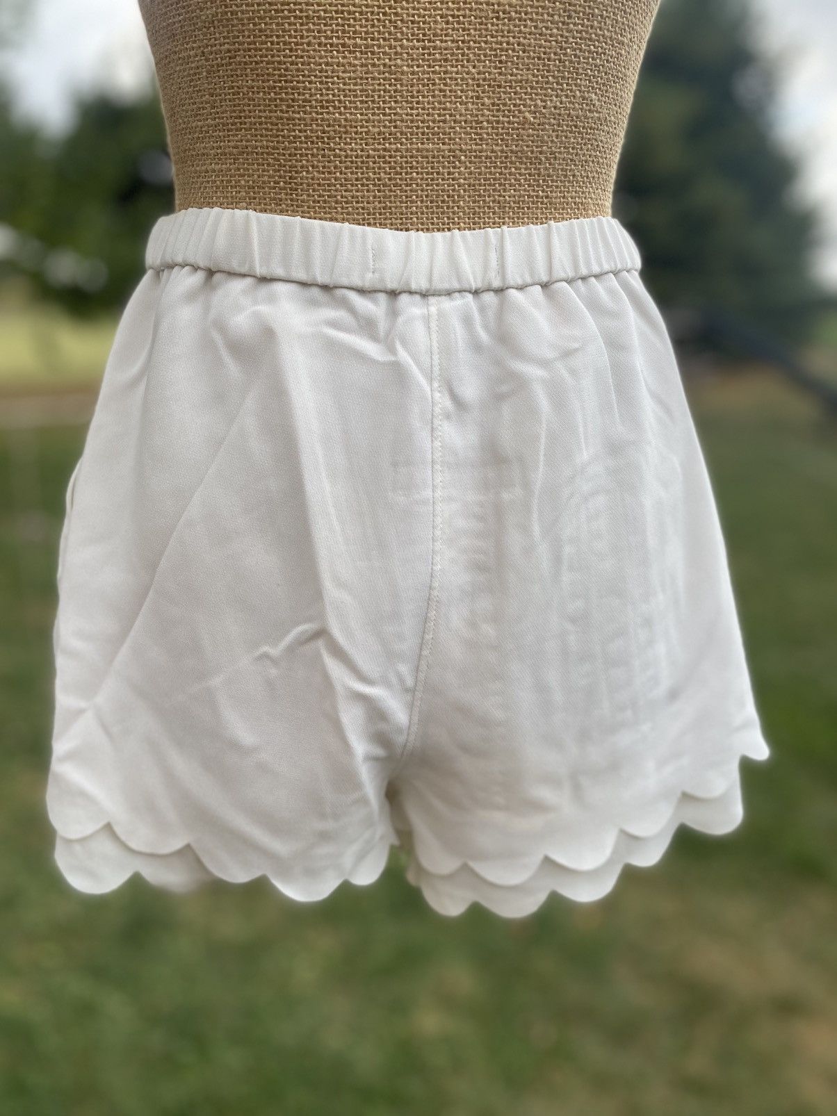 Kendall And Kylie Kendall + Kylie white layered scalloped shorts size M Size 28" / US 6 / IT 42 - 4 Thumbnail