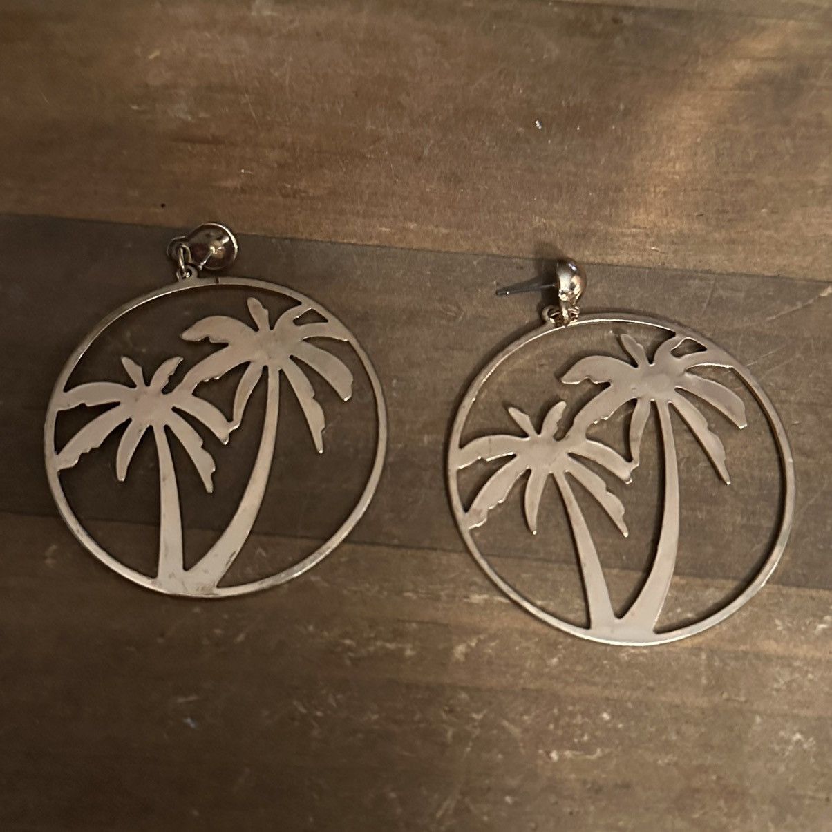 Other Gold tone palm tree hoop earrings Size ONE SIZE - 3 Thumbnail