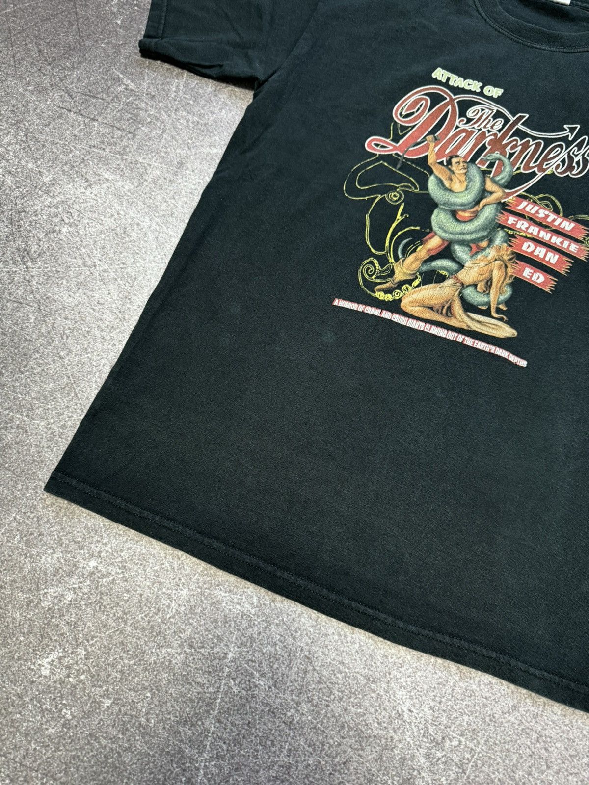 Band Tees × Vintage Vintage The Darkness A horror of crawl T shirt Y2K Size US L / EU 52-54 / 3 - 7 Thumbnail