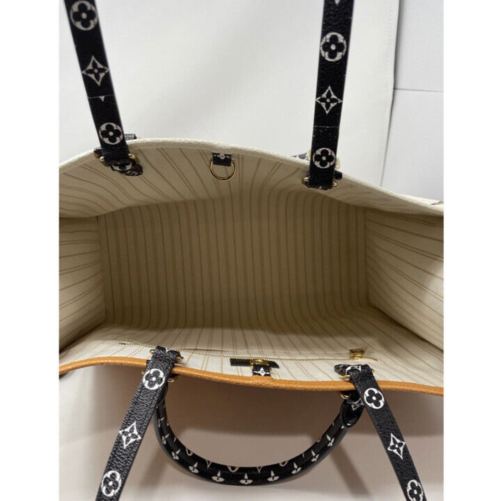 Louis Vuitton LOUIS VUITTON ONTHEGO GIANT JUNGLE MONOGRAM IVORY CARAMEL Size ONE SIZE - 14 Thumbnail