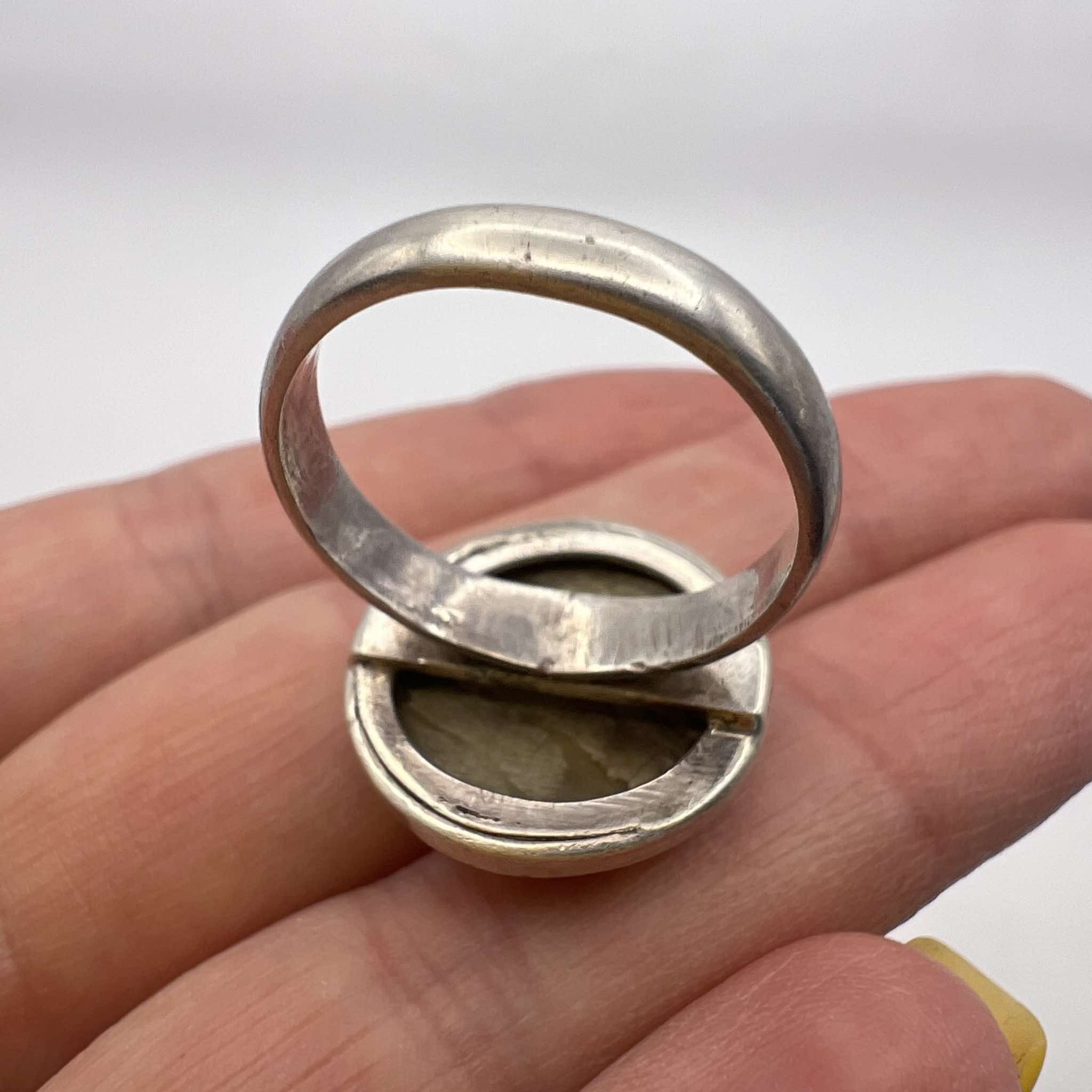Sterling Silver × Vintage Vintage Sterling Silver 925 Ring Nacre Pearl Signed Size 7.5 Size ONE SIZE - 7 Thumbnail