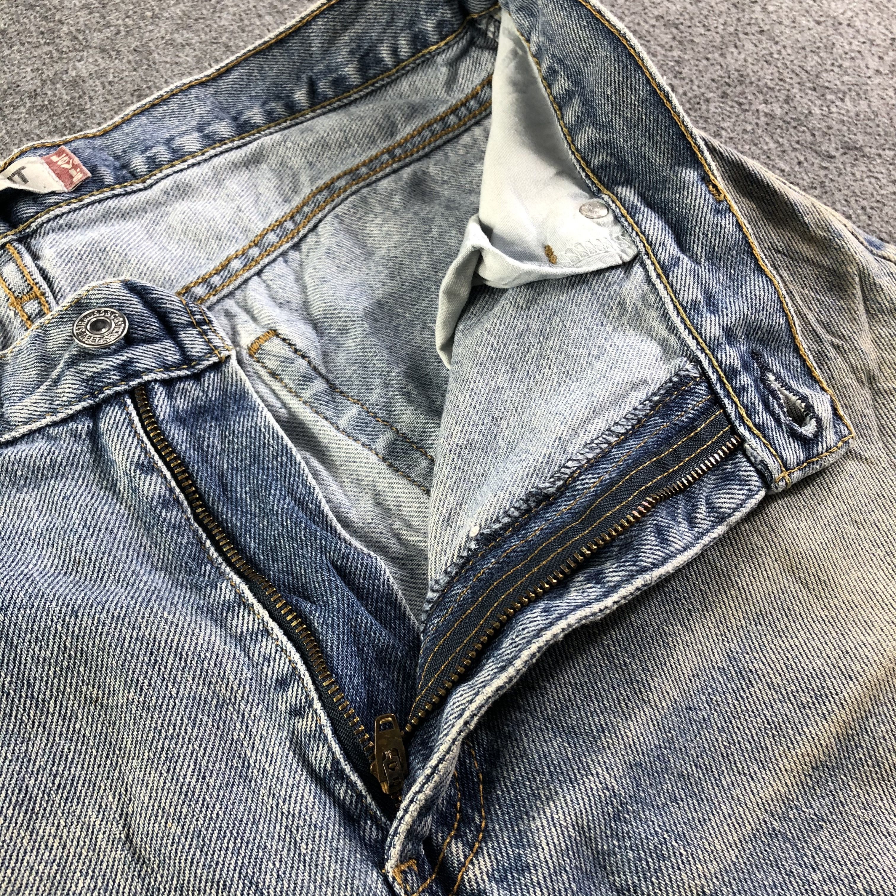 Levi's Vintage Light Wash Levis 505 Jeans-J4222 Size US 35 - 8 Thumbnail