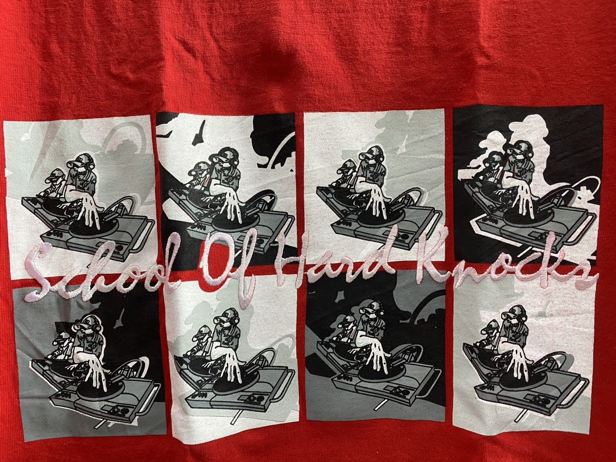 Vintage SCHOOL OF HARD KNOCK TSHIRT Size US L / EU 52-54 / 3 - 3 Thumbnail