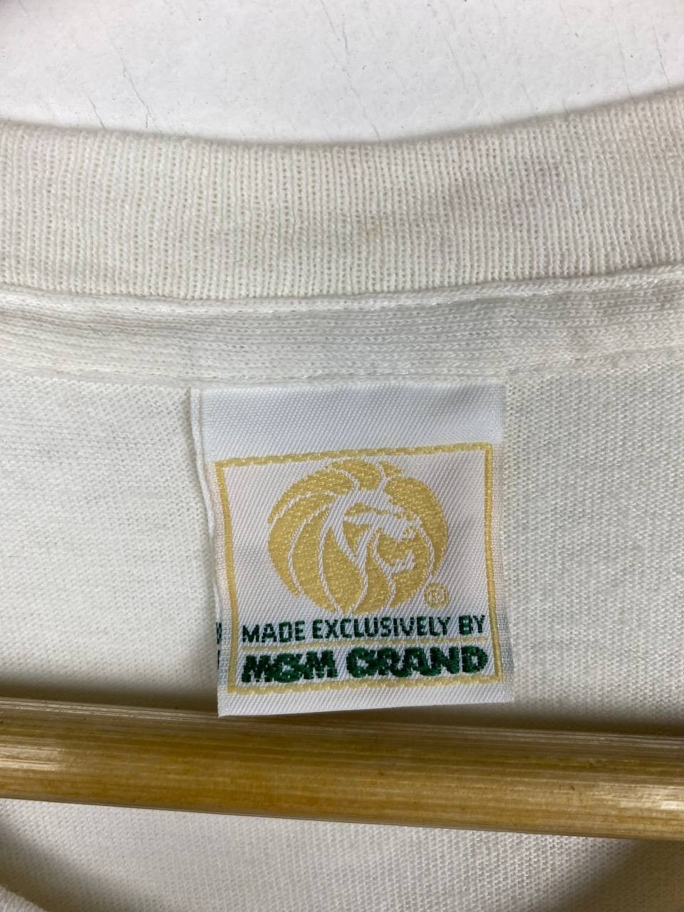 Vintage vintage 90s mgm grand hotel tee distressed Size US L / EU 52-54 / 3 - 8 Thumbnail