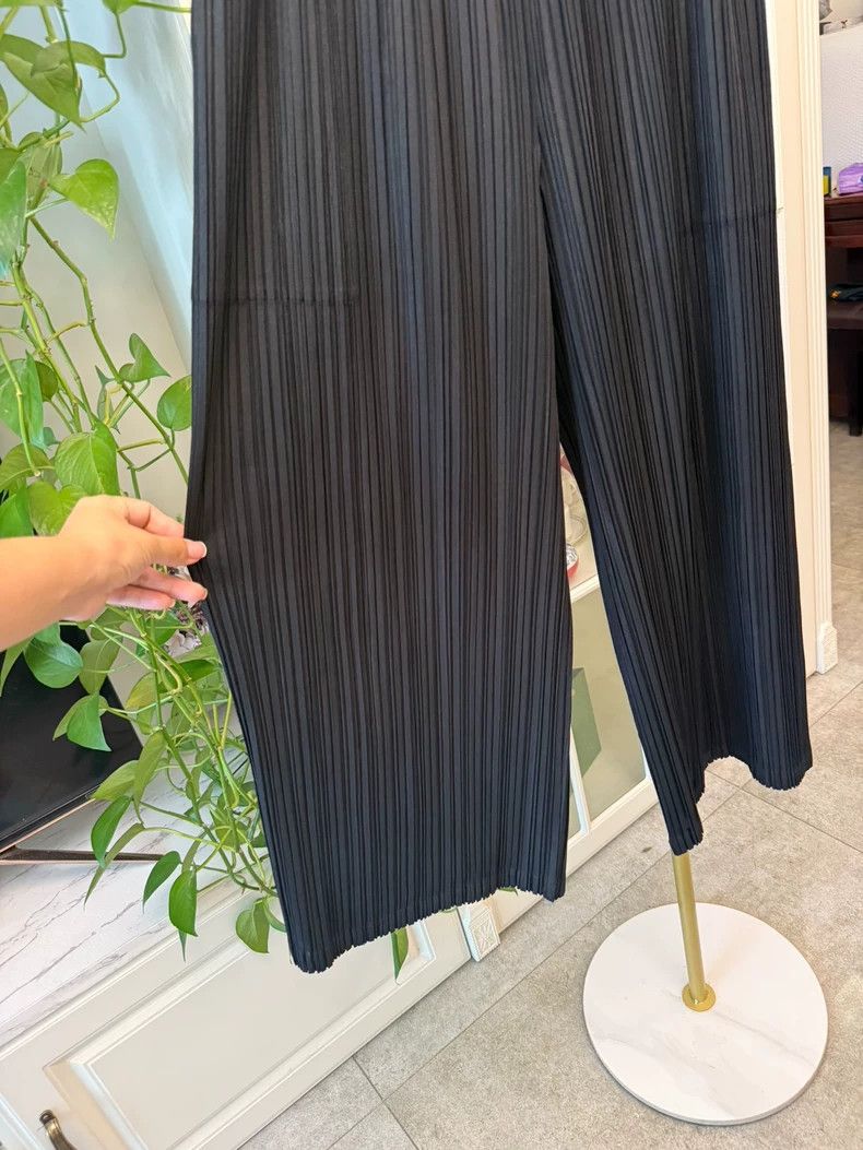 Issey Miyake Issey Miyake size:3 Soft black pleated trousers Size 31" - 2 Thumbnail