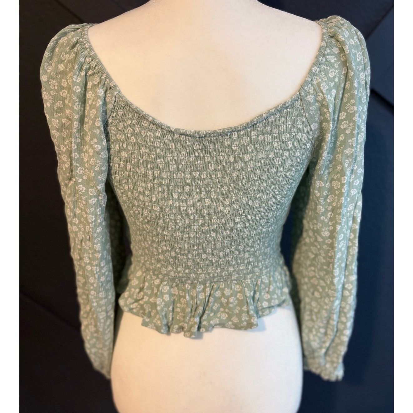 Hollister Hollister Smocked Floral Crop Top Long Sleeve Small #0496 Size S / US 4 / IT 40 - 2 Thumbnail