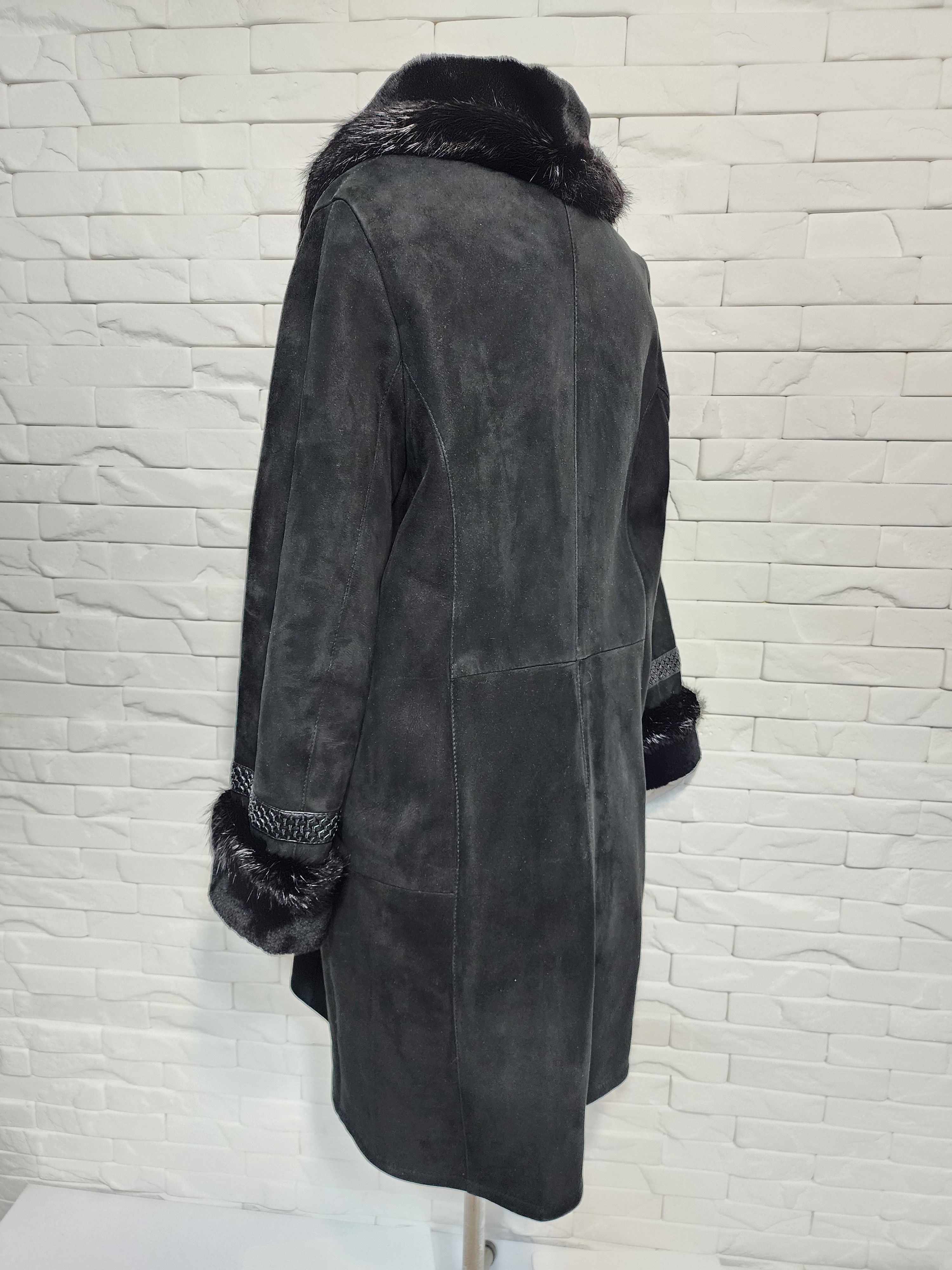 Uniqlo Black Sheepskin Coat: Women's Genuine Fur Trim, Button Front Size XXL / US 16-18 / IT 52-54 - 6 Thumbnail