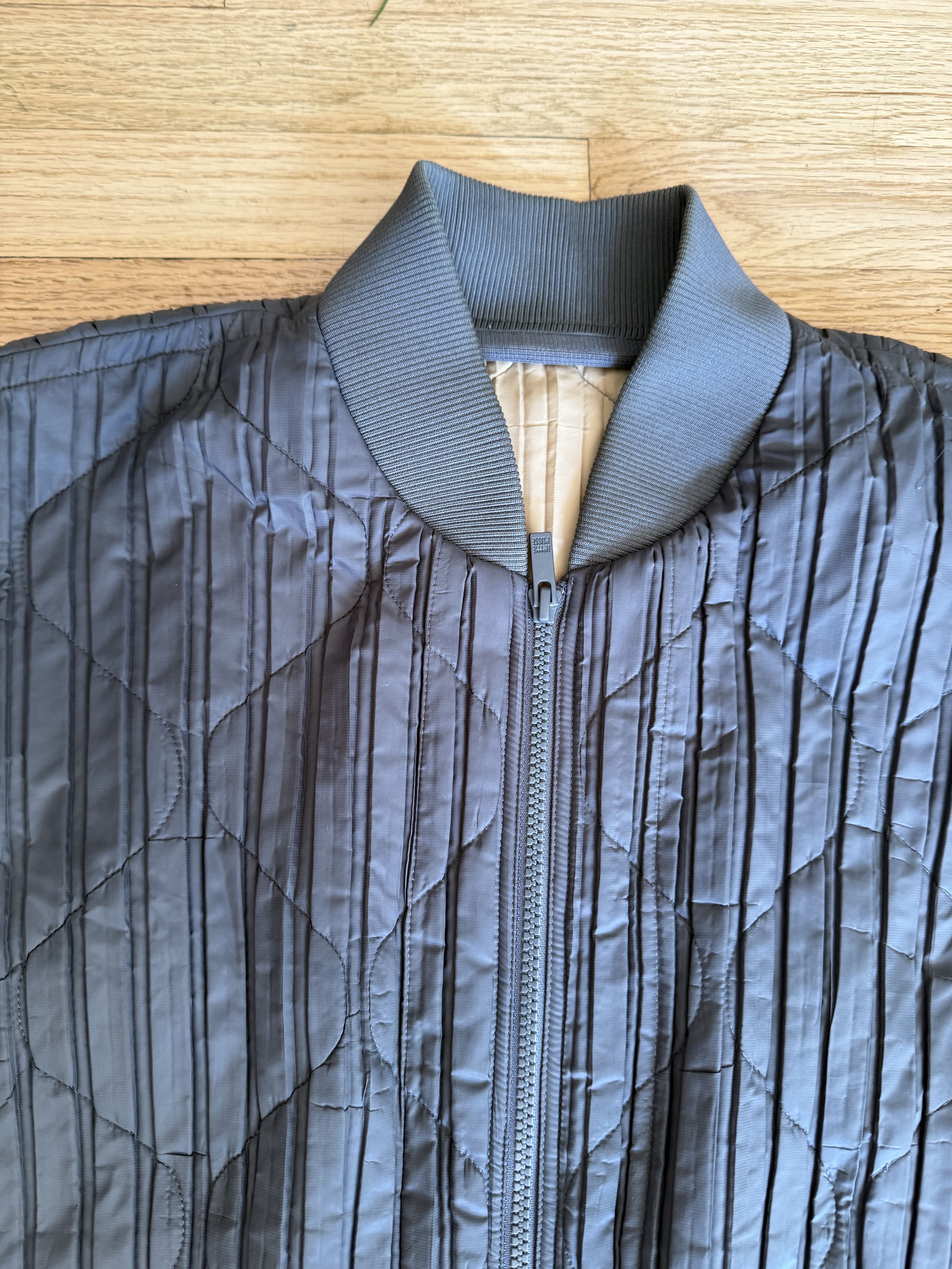 Homme Plisse Issey Miyake Issey Plisser Bomber Charcoal Size US M / EU 48-50 / 2 - 2 Thumbnail