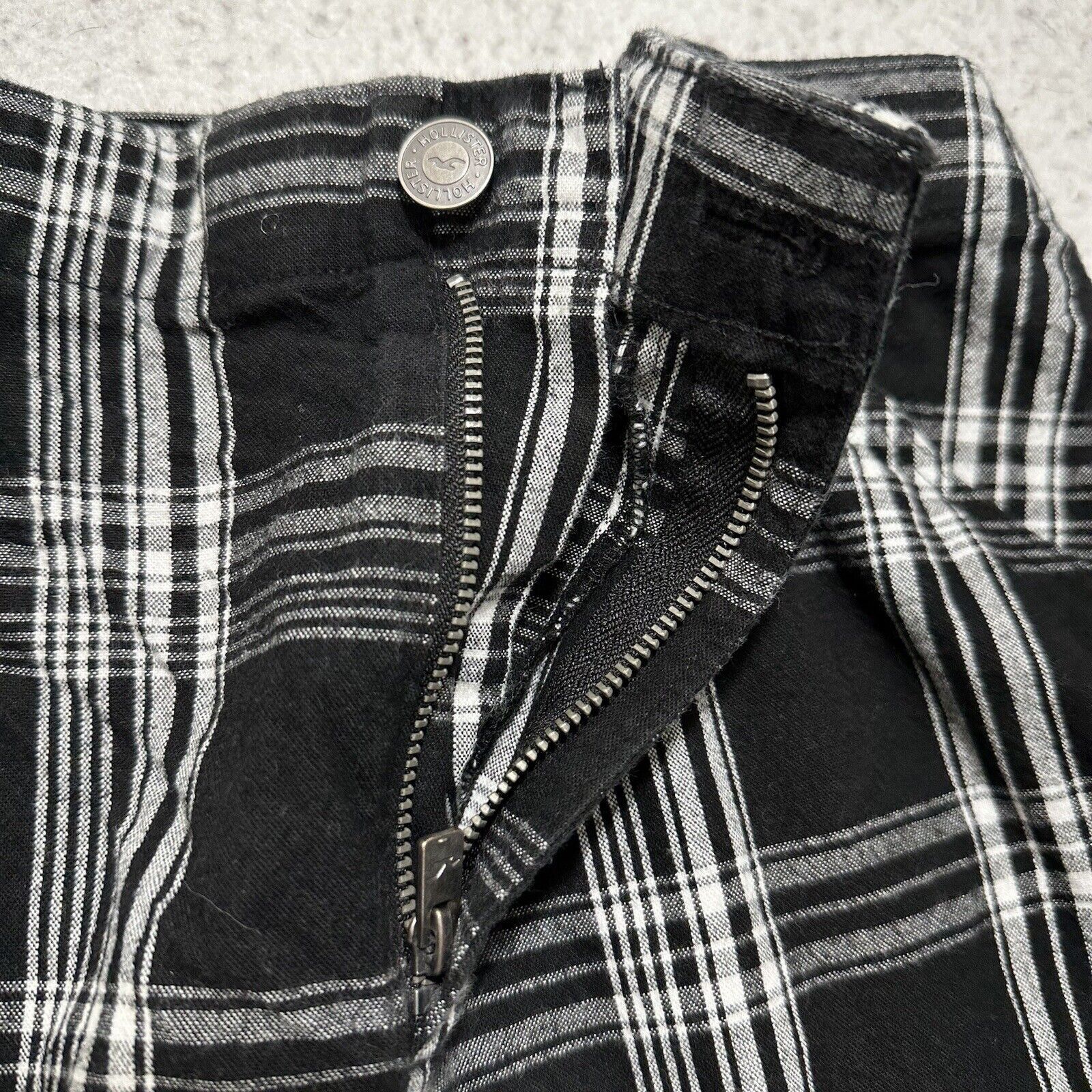 Hollister Hollister Small High Rise Black White Plaid Mini Skirt Size 28" / US 6 / IT 42 - 4 Thumbnail