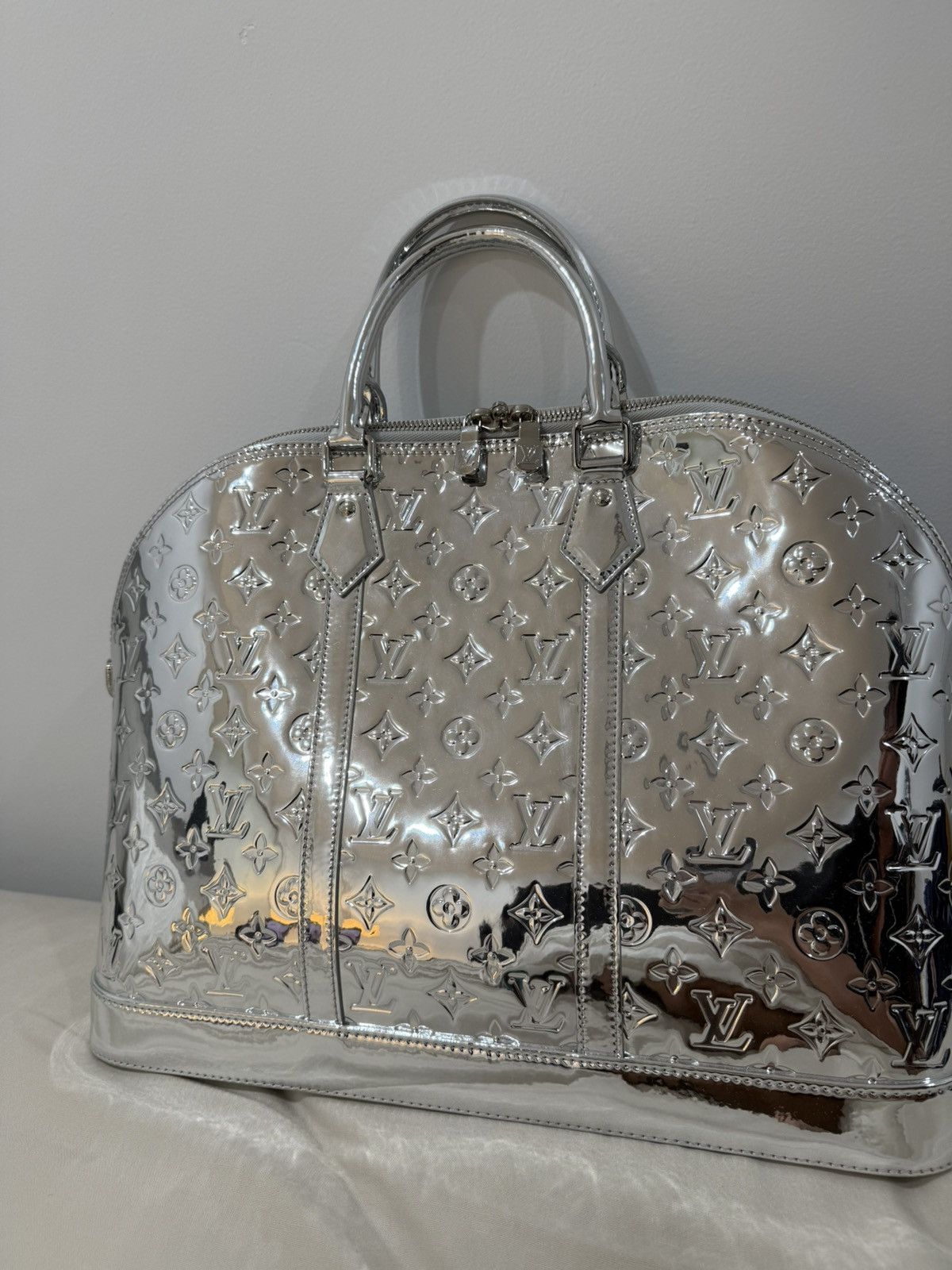 Louis Vuitton Alma Travel bag Size ONE SIZE - 2 Thumbnail