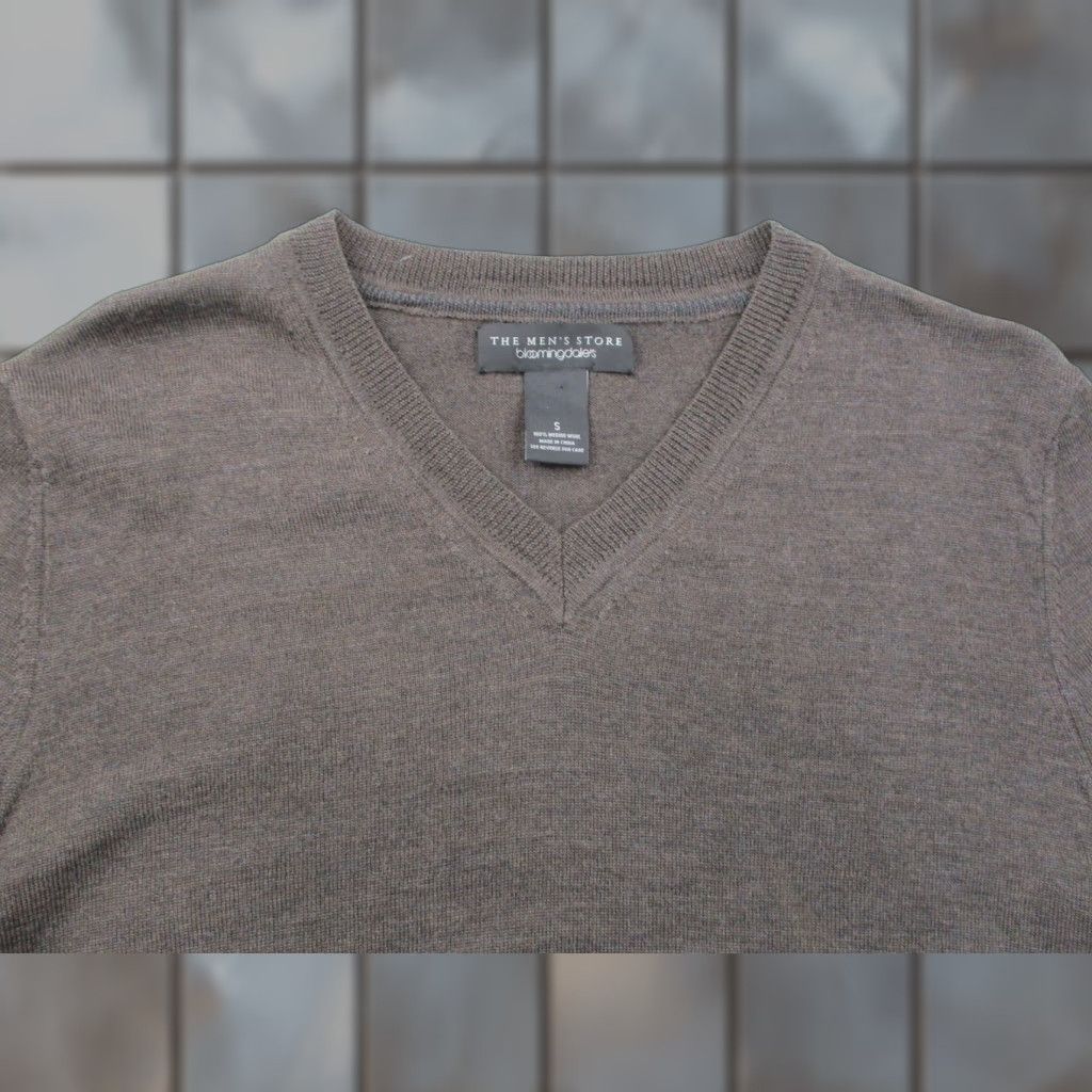 Bloomingdale's The Men's Store Bloomingdale's Sweater Mens Small Merino Wool V Neck Pullover Shirt? Size US S / EU 44-46 / 1 - 1 Thumbnail